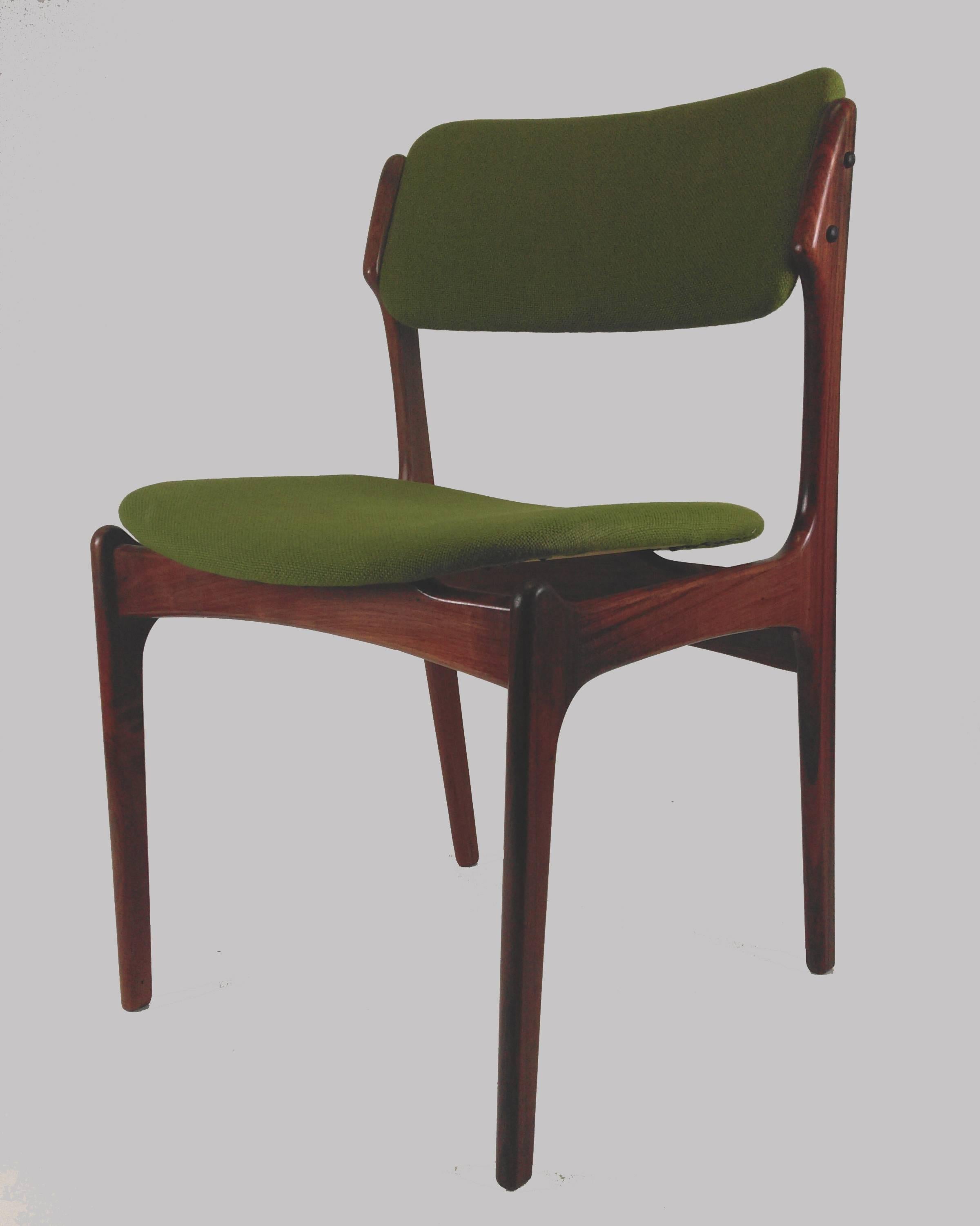 Danois Ensemble de huit chaises de salle à manger en palissandre restaurées Erik Buch, retapissées en vente