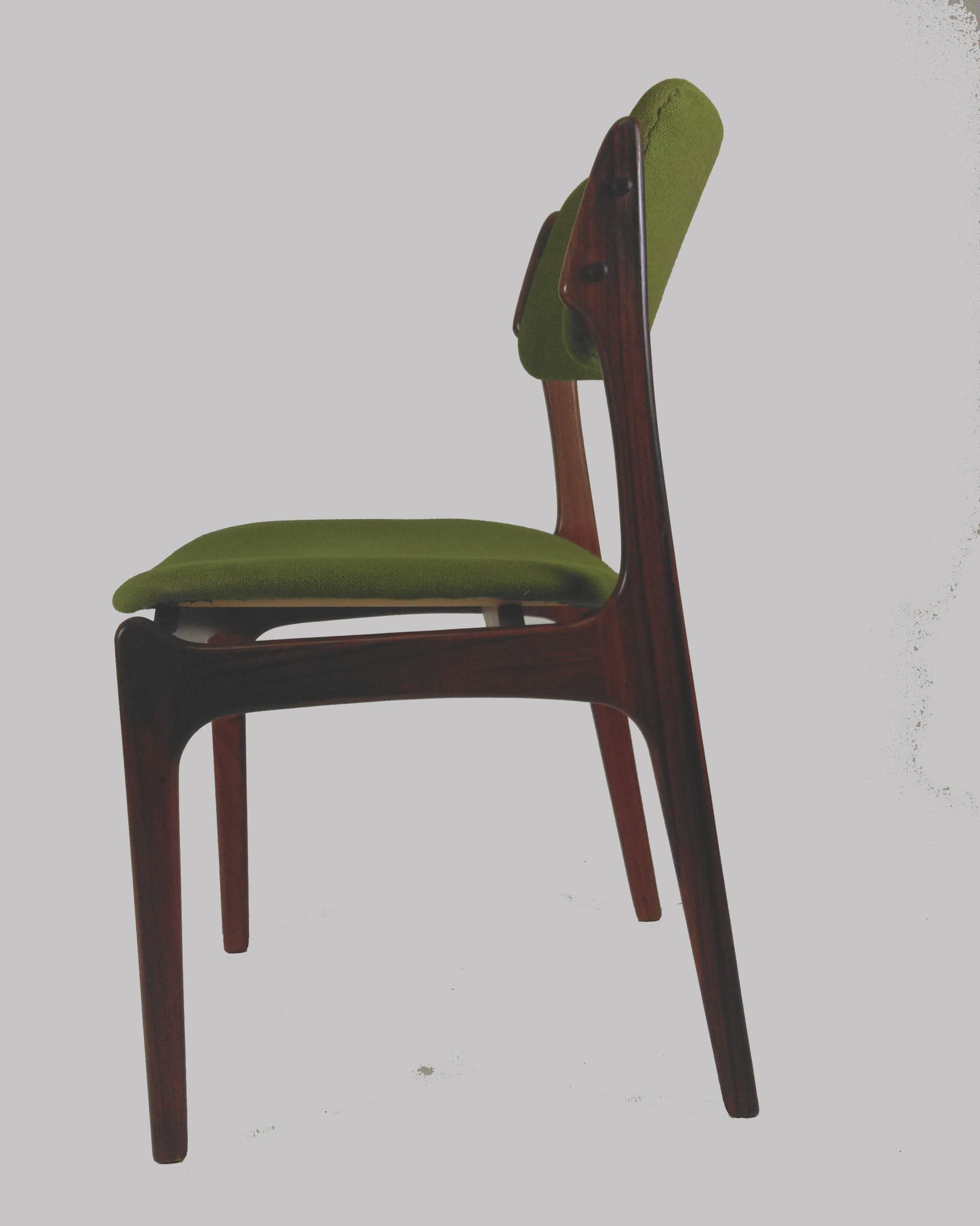 Ensemble de huit chaises de salle à manger en palissandre restaurées Erik Buch, retapissées Bon état - En vente à Knebel, DK