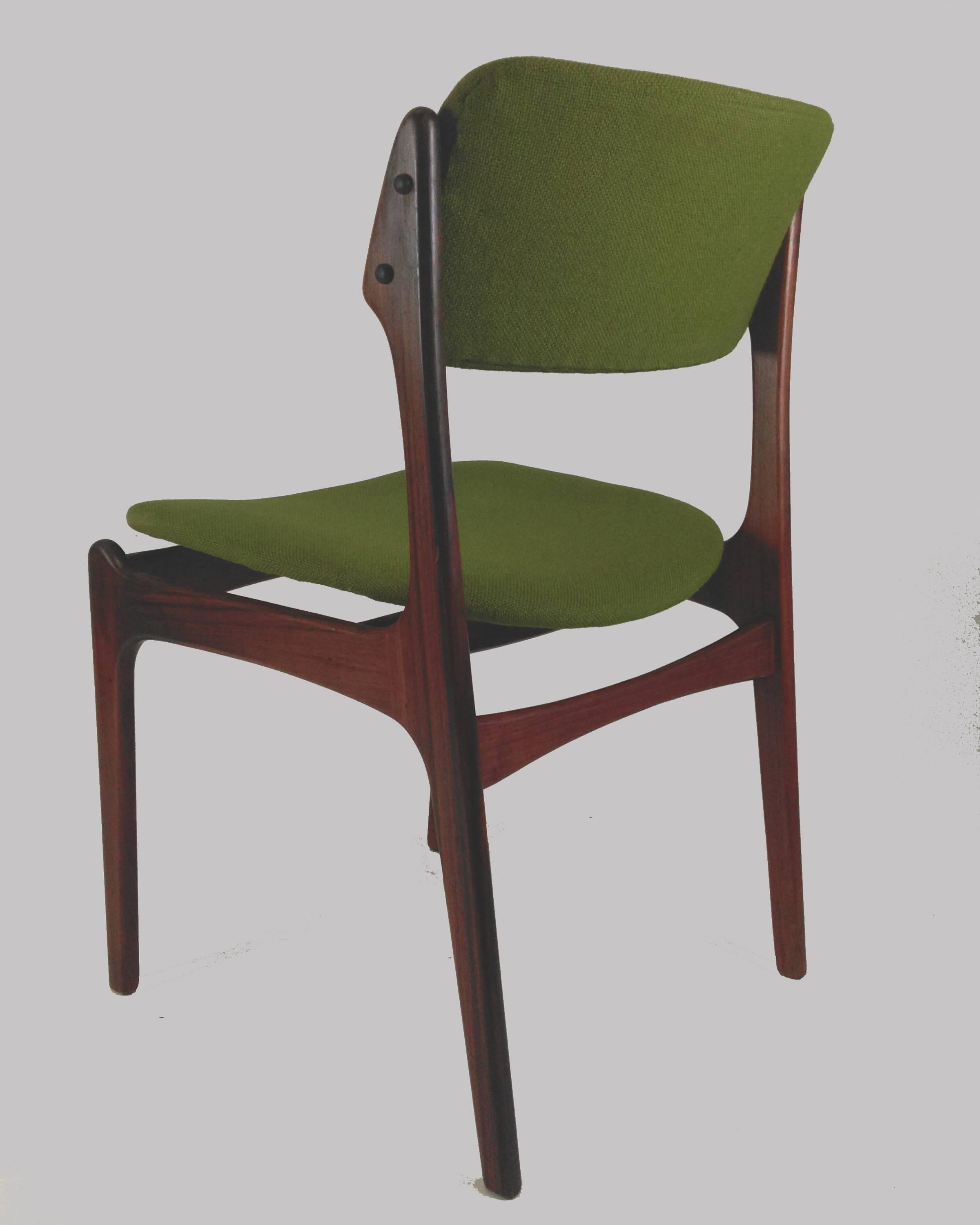 Milieu du XXe siècle Ensemble de huit chaises de salle à manger en palissandre restaurées Erik Buch, retapissées en vente