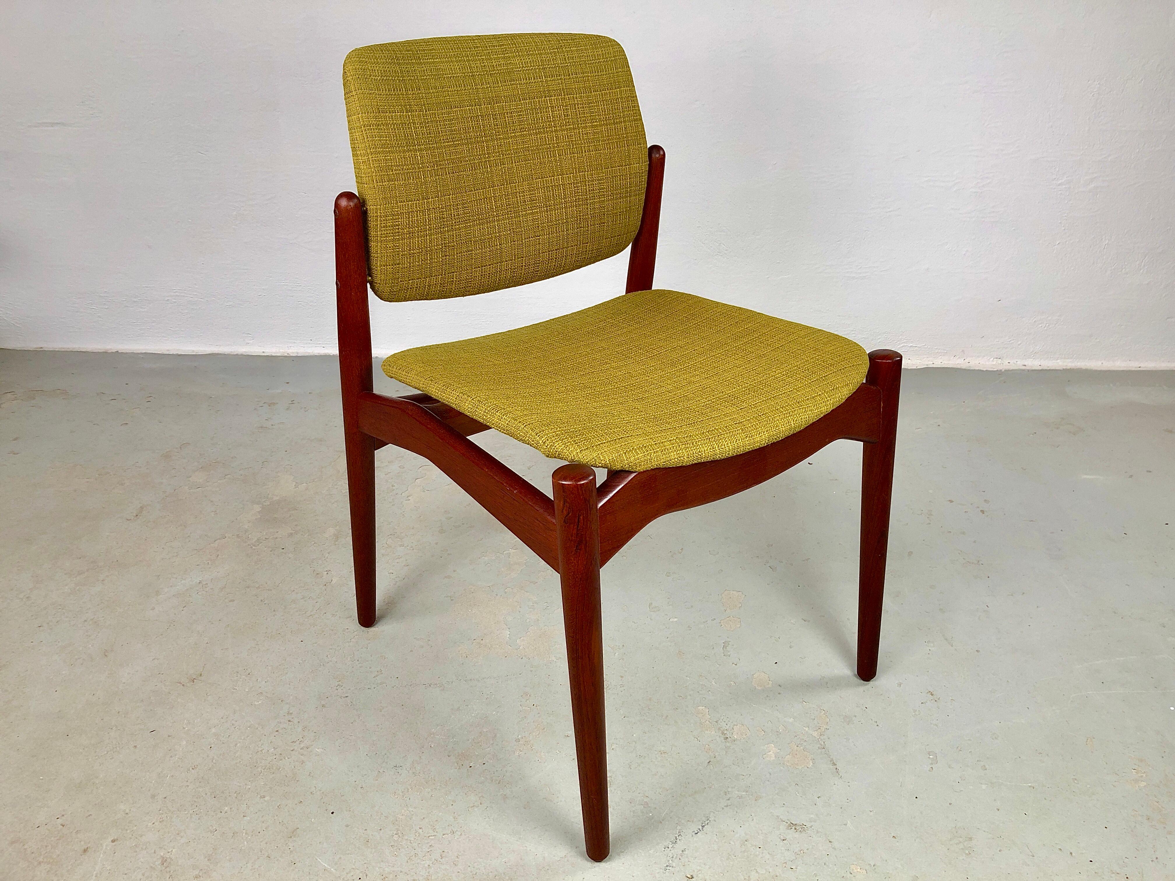 Lot de quatre chaises de salle à manger Erik Buch des années 1960 entièrement restaurées en teck, tapissées sur mesure en vente 3