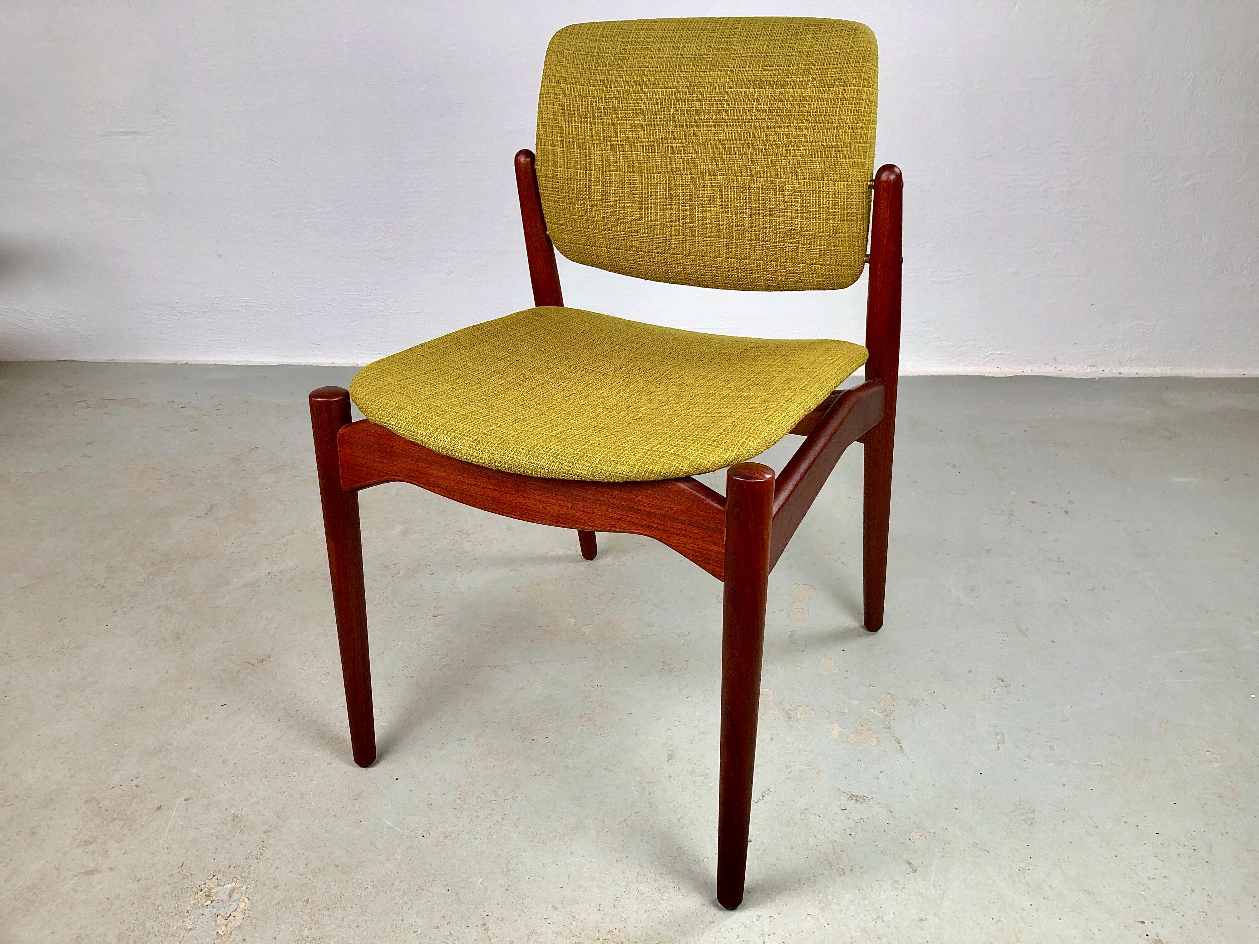 Scandinave moderne Lot de quatre chaises de salle à manger Erik Buch des années 1960 entièrement restaurées en teck, tapissées sur mesure en vente