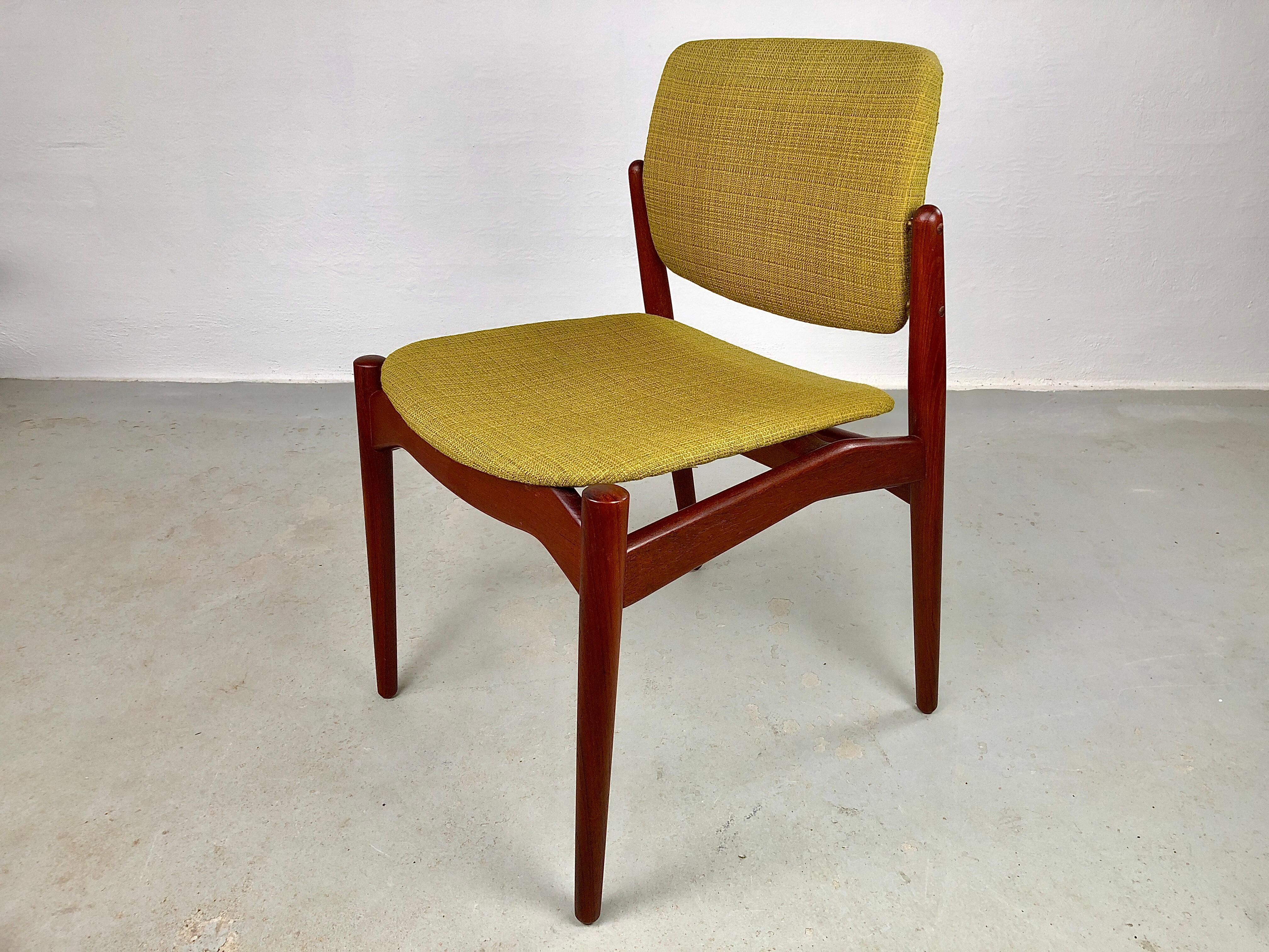Danois Lot de quatre chaises de salle à manger Erik Buch des années 1960 entièrement restaurées en teck, tapissées sur mesure en vente