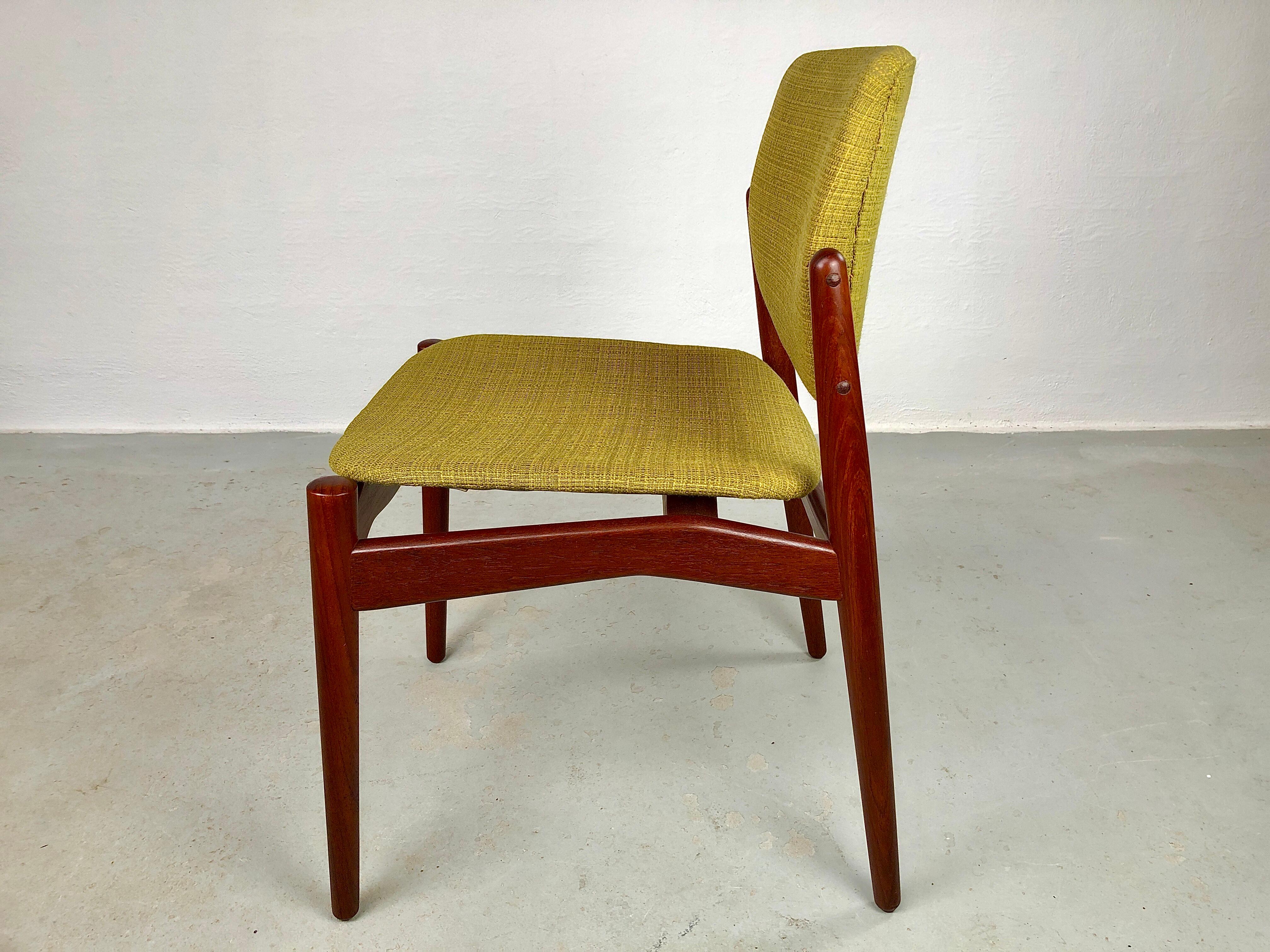 Lot de quatre chaises de salle à manger Erik Buch des années 1960 entièrement restaurées en teck, tapissées sur mesure Bon état - En vente à Knebel, DK