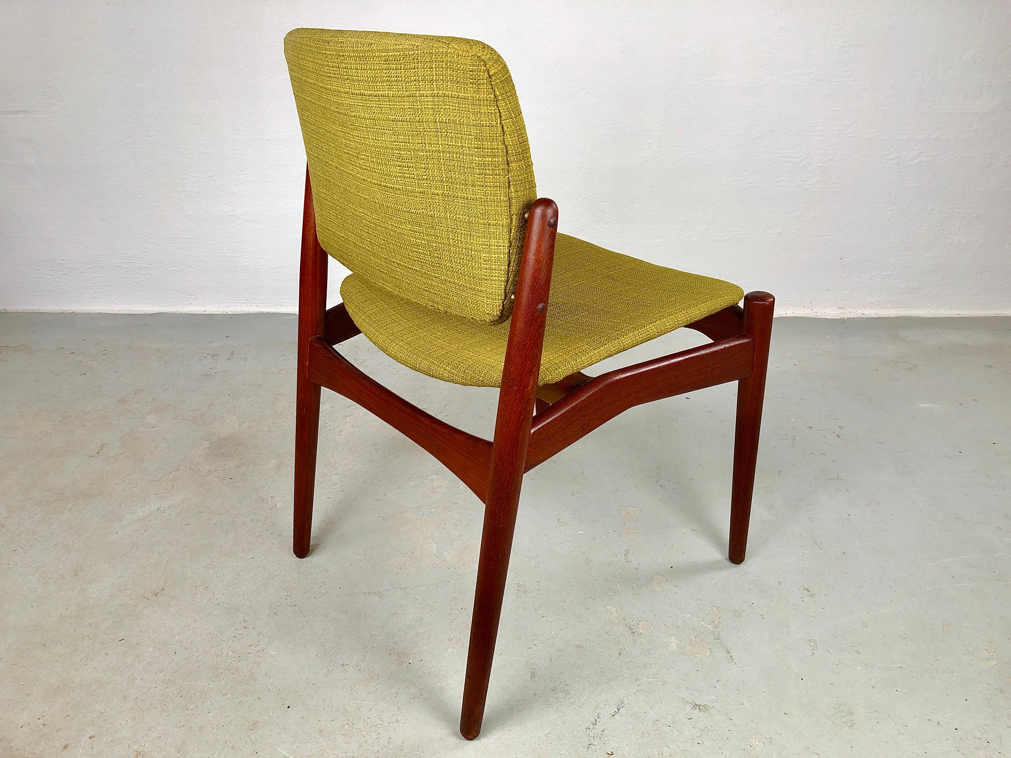 Lot de quatre chaises de salle à manger Erik Buch des années 1960 entièrement restaurées en teck, tapissées sur mesure en vente 1