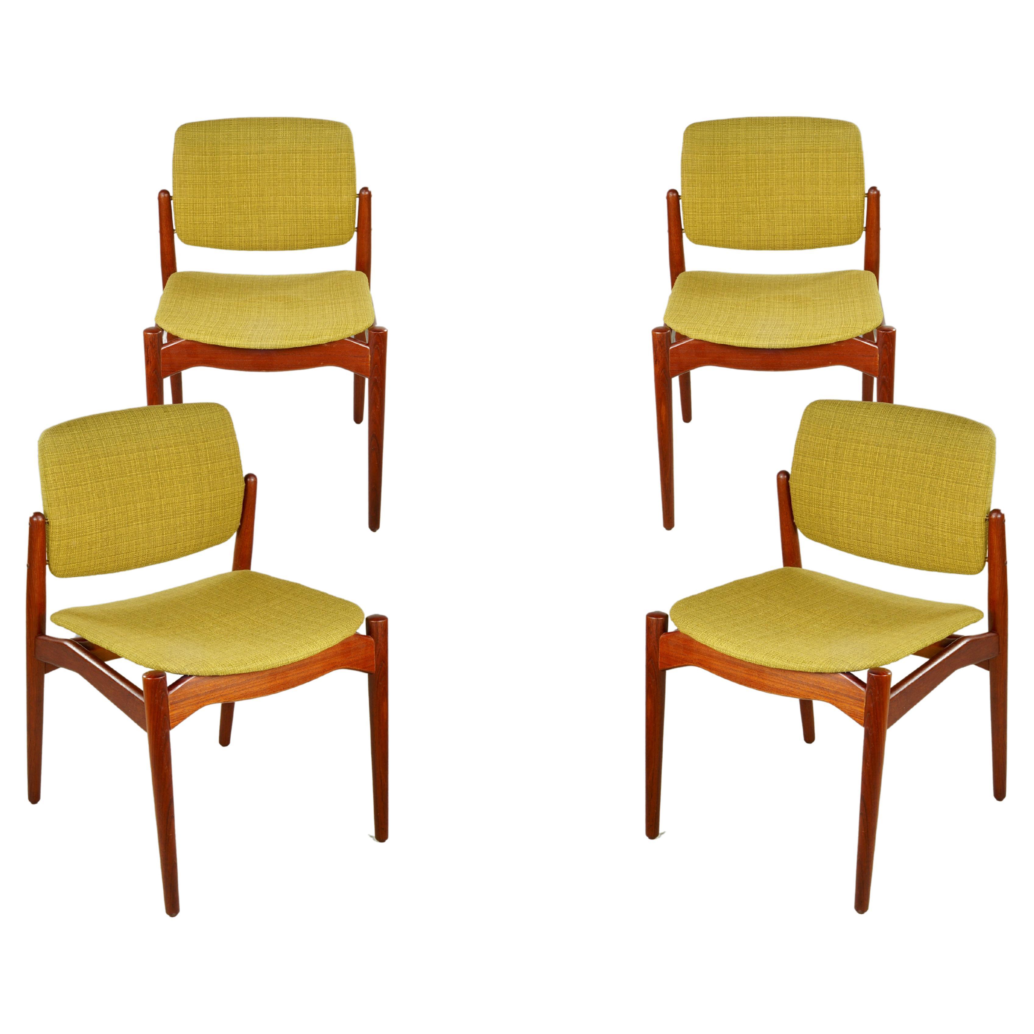 Satz von vier vollständig restaurierten Teakholz-Esszimmerstühlen, Erik Buch, 1960er Jahre, maßgefertigte Polsterung