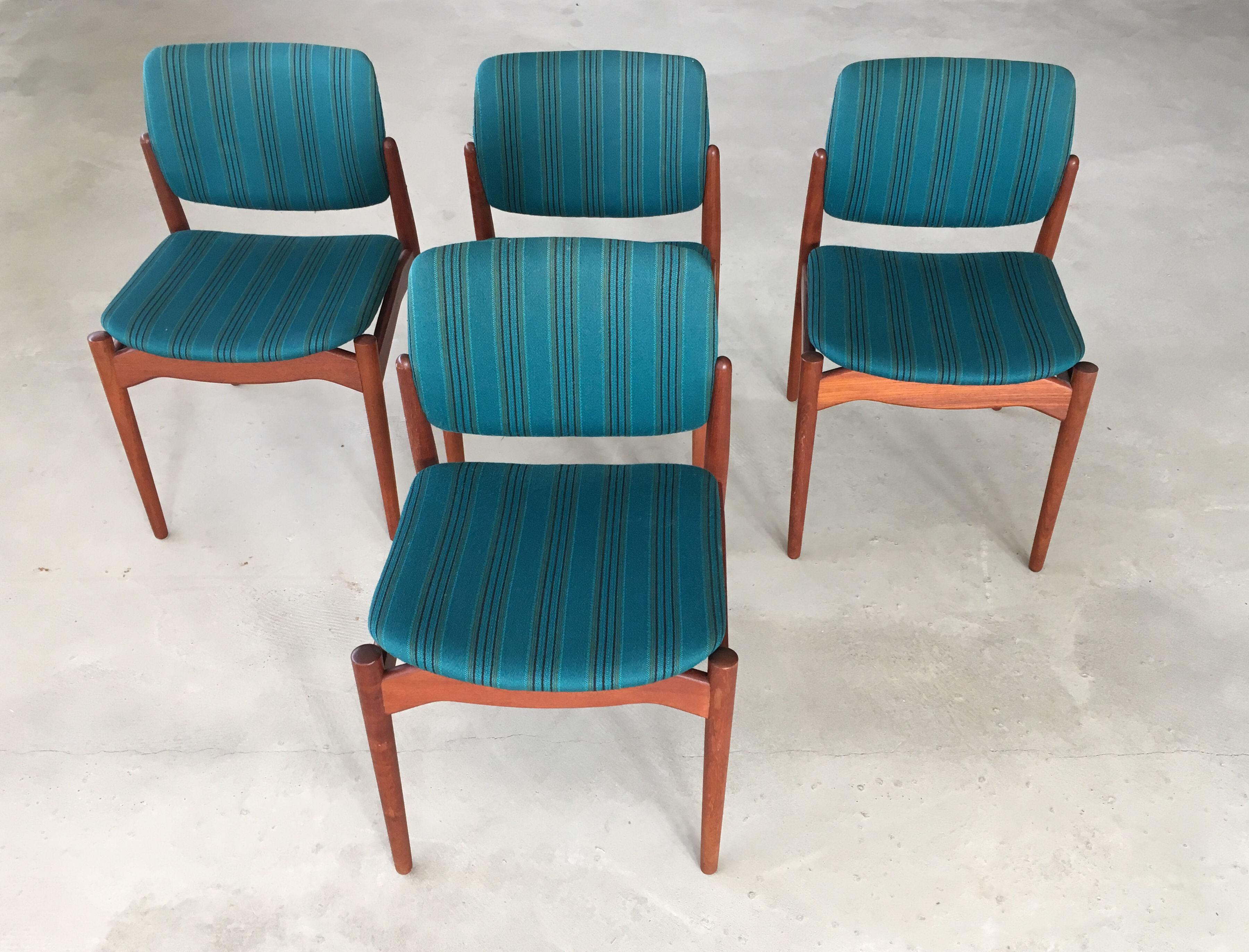 Ensemble de quatre chaises de salle à manger Erik Buch en teck, rarement vues, par Ørum Møbelfabrik.

Les chaises de salle à manger bien conçues et très confortables, ainsi que le fauteuil Capitaine qui se trouve dans la référence LU2713318118662,