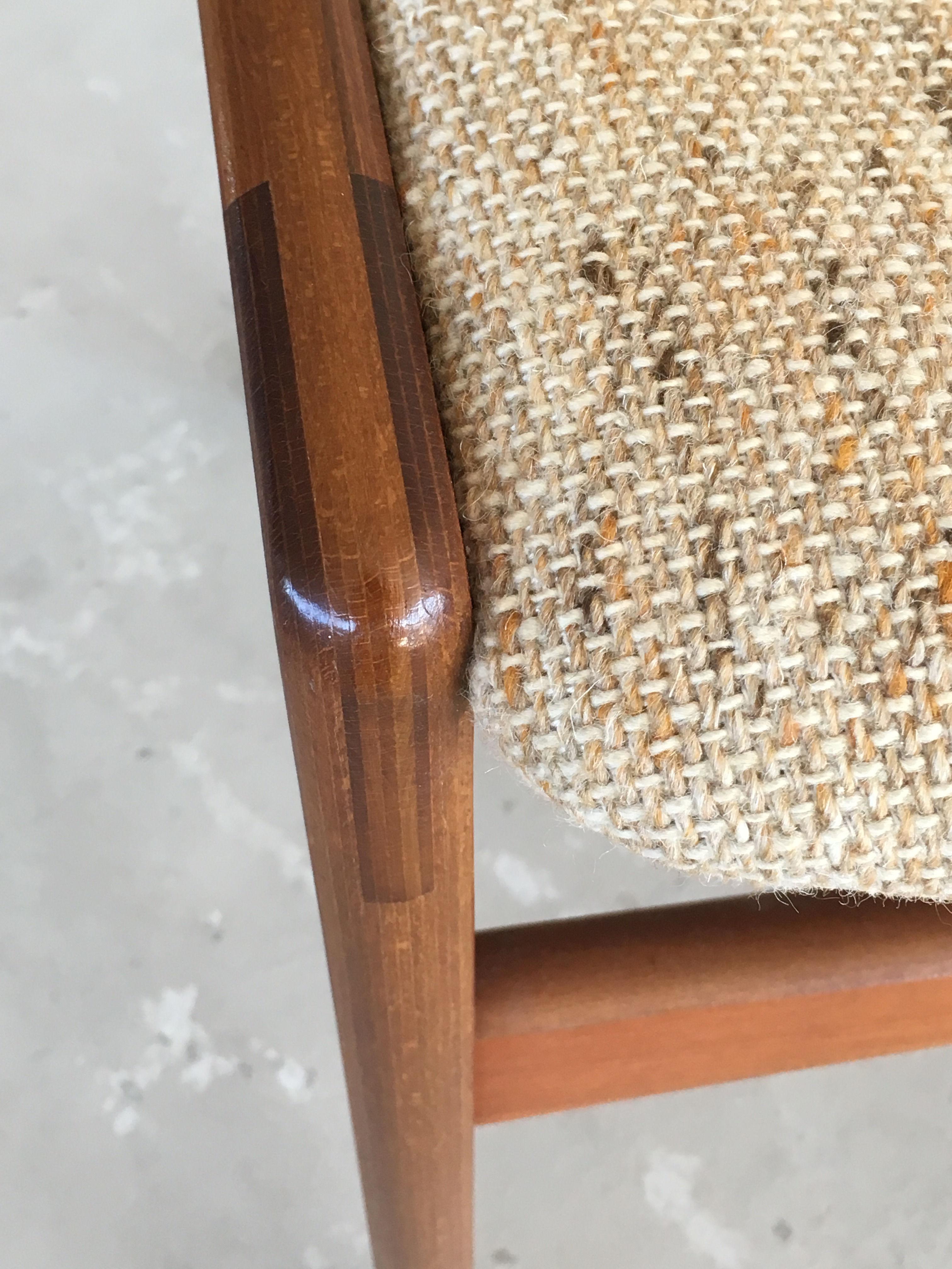 1960 Erik Buch Set di quattro sedie da pranzo in teak Inc. Rivestimenti personalizzati in vendita 3