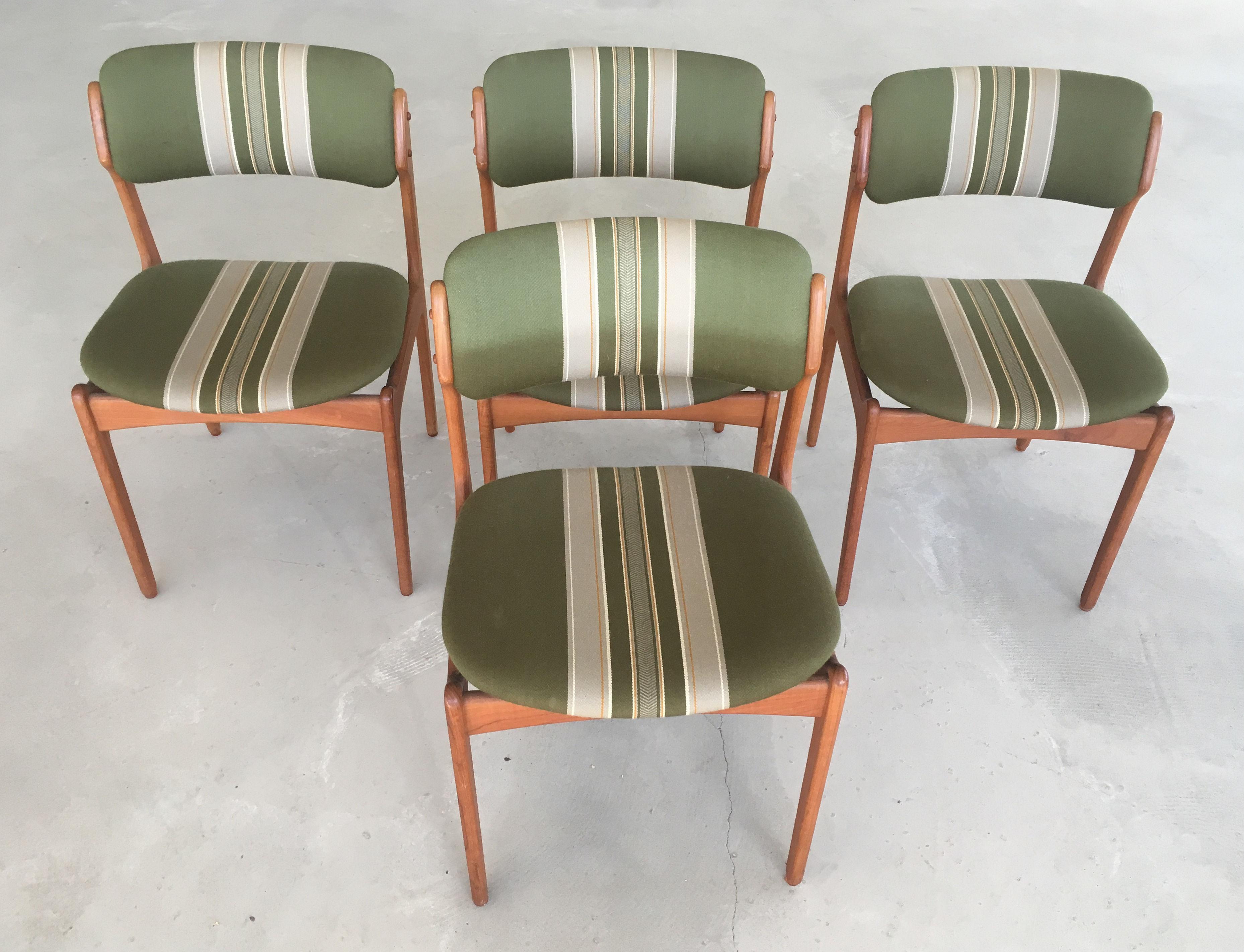 1960s set of four teak dining chairs with floating seat designed by Erik Buch for Oddense Maskinsnedkeri.

The chairs have a simple solid construction with elegant lines and a comfortable seating experience on the floating seat design that is