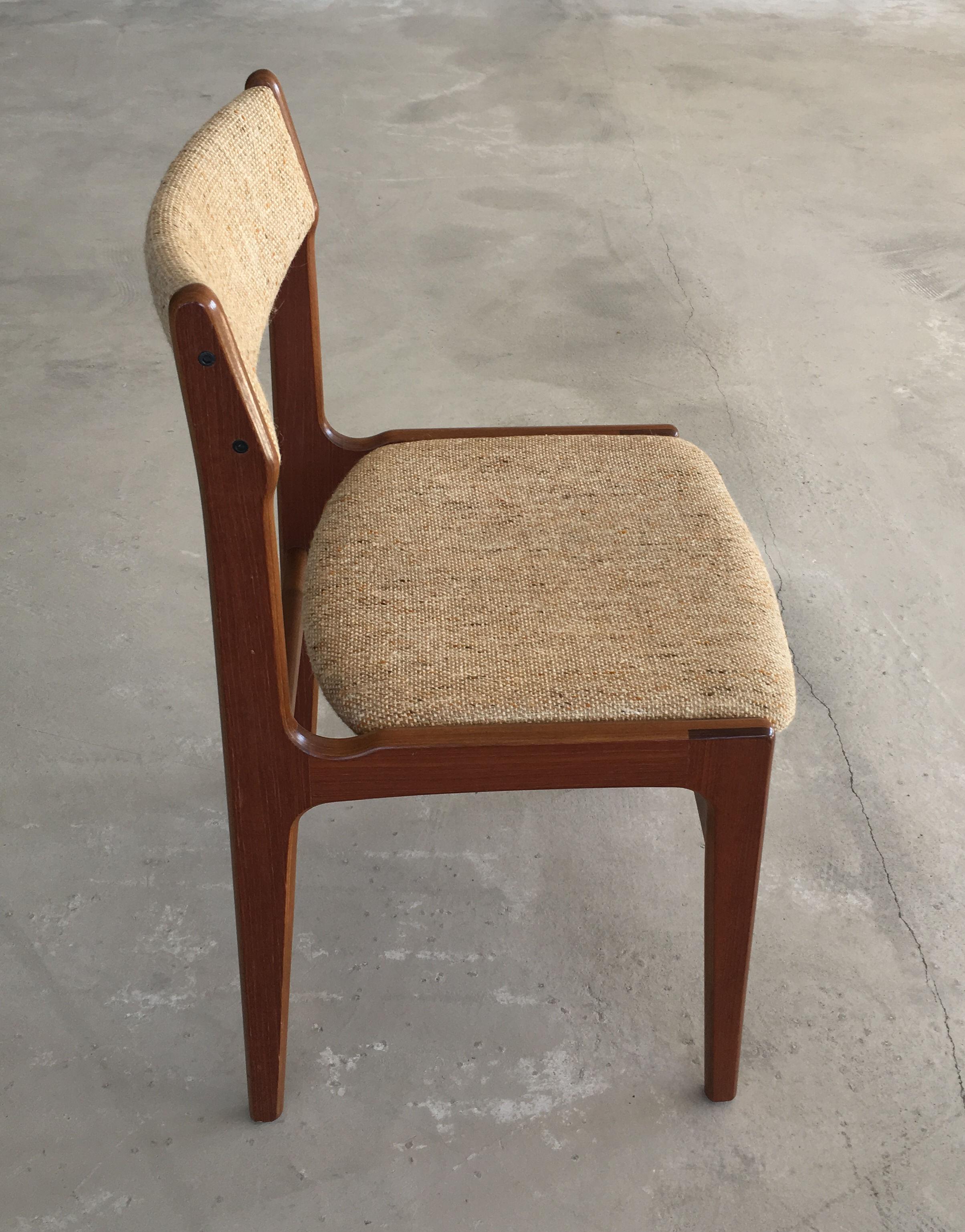 1960 Erik Buch Set di quattro sedie da pranzo in teak Inc. Rivestimenti personalizzati in vendita 1
