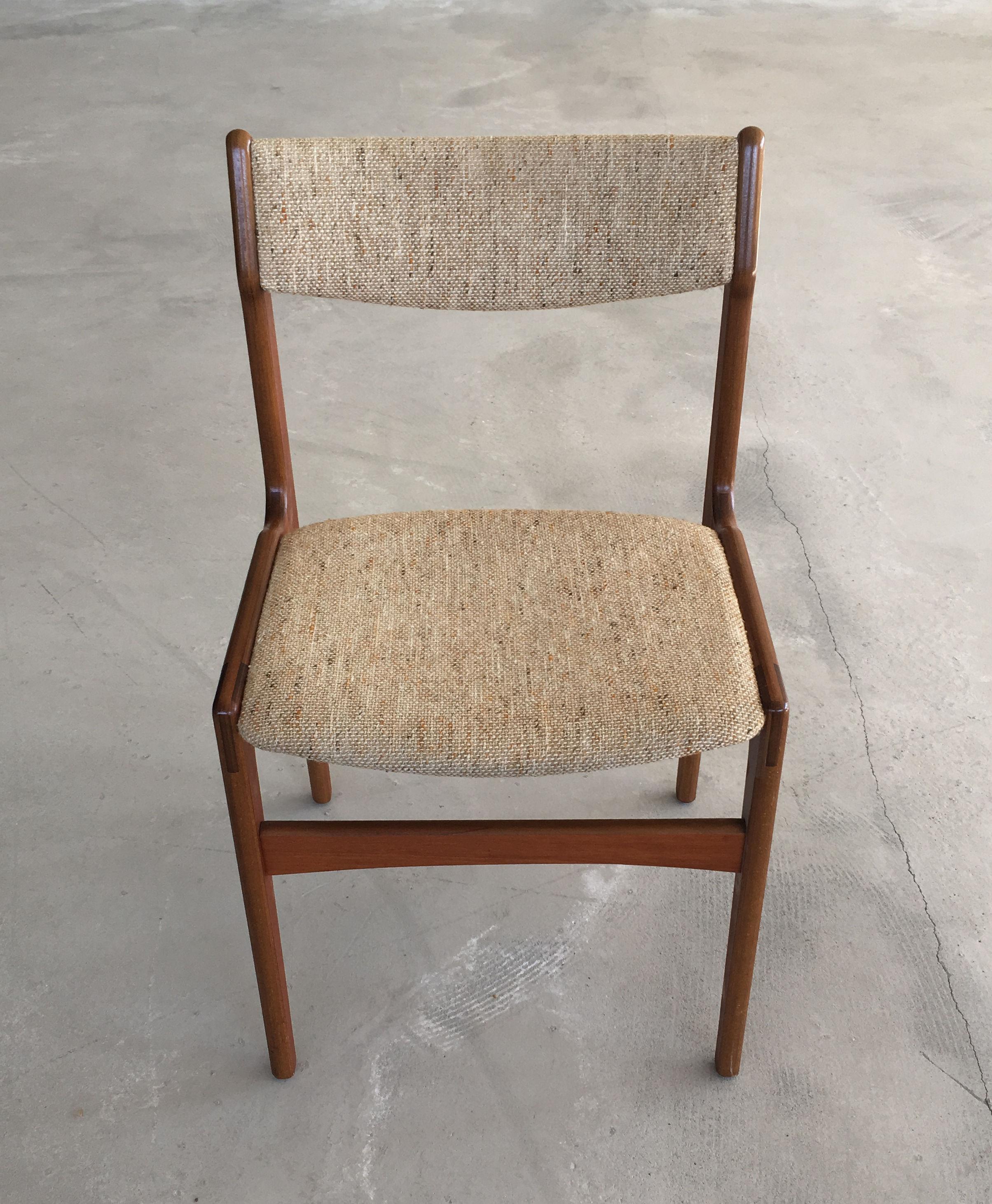 Ensemble de six chaises de salle à manger danoises en teck conçues par Erik Buch.

Les chaises sont, comme toutes les chaises d'Erik Buchs, confortables et en très bon état.

Les chaises ont été restaurées et remises en état par notre ébéniste