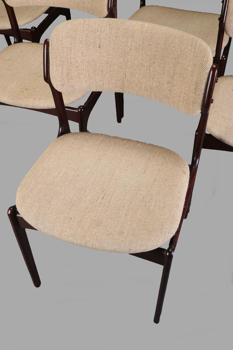 Erik Buch Satz von sechs neu lackierten Esszimmerstühlen aus brauner Eiche, Inc. Neupolsterung (Skandinavische Moderne) im Angebot