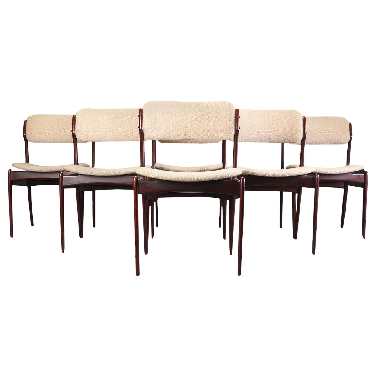 Ensemble de six chaises de salle à manger restaurées Erik Buch en chêne brun clair, retapissage inclus