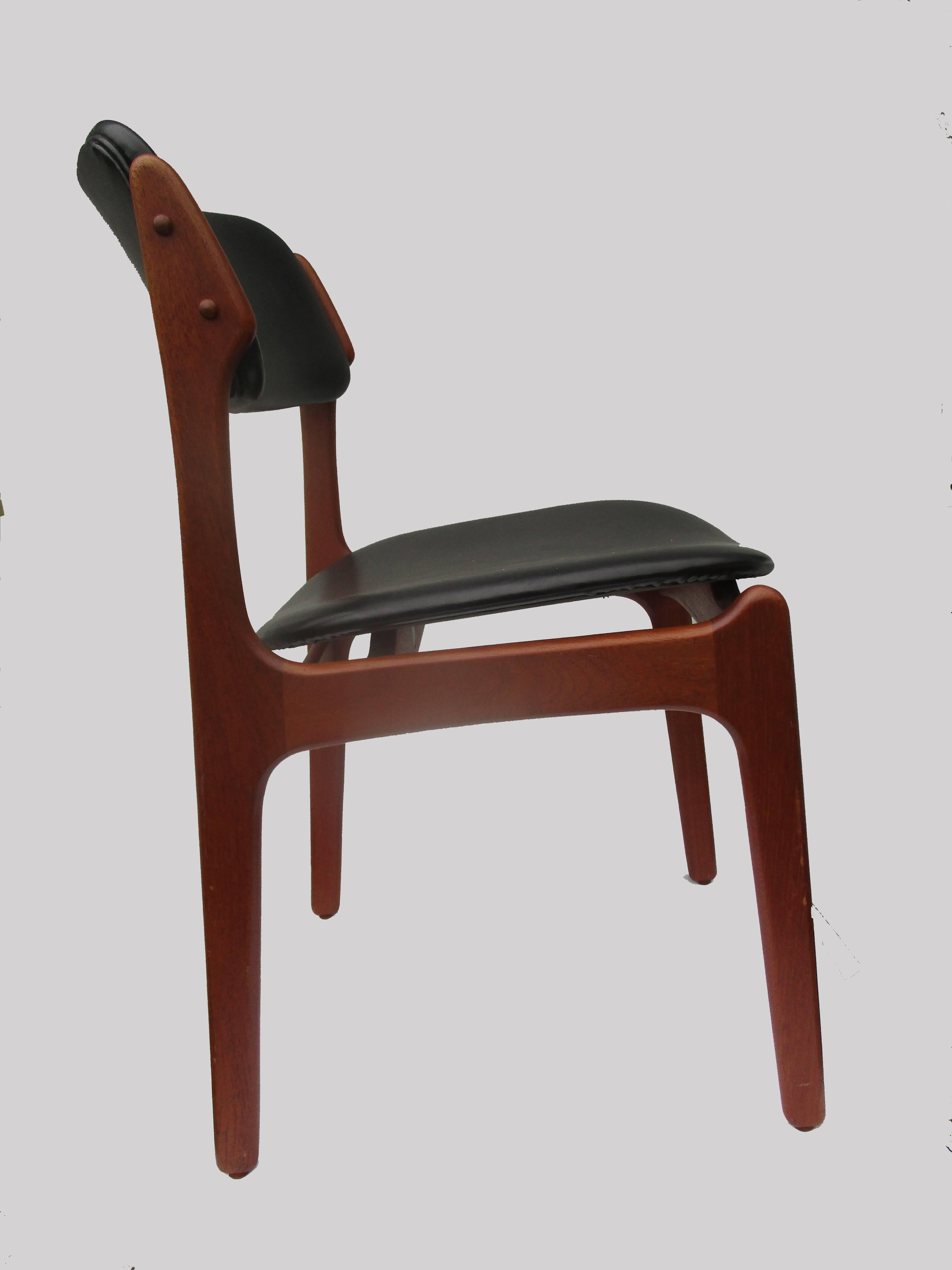 Set of six dining chairs in teak with floating seat designed by Erik Buch for Oddense Maskinsnedkeri.

The chairs have a simple solid construction with elegant lines and a comfortable seating experience on the floating seat design that is becoming