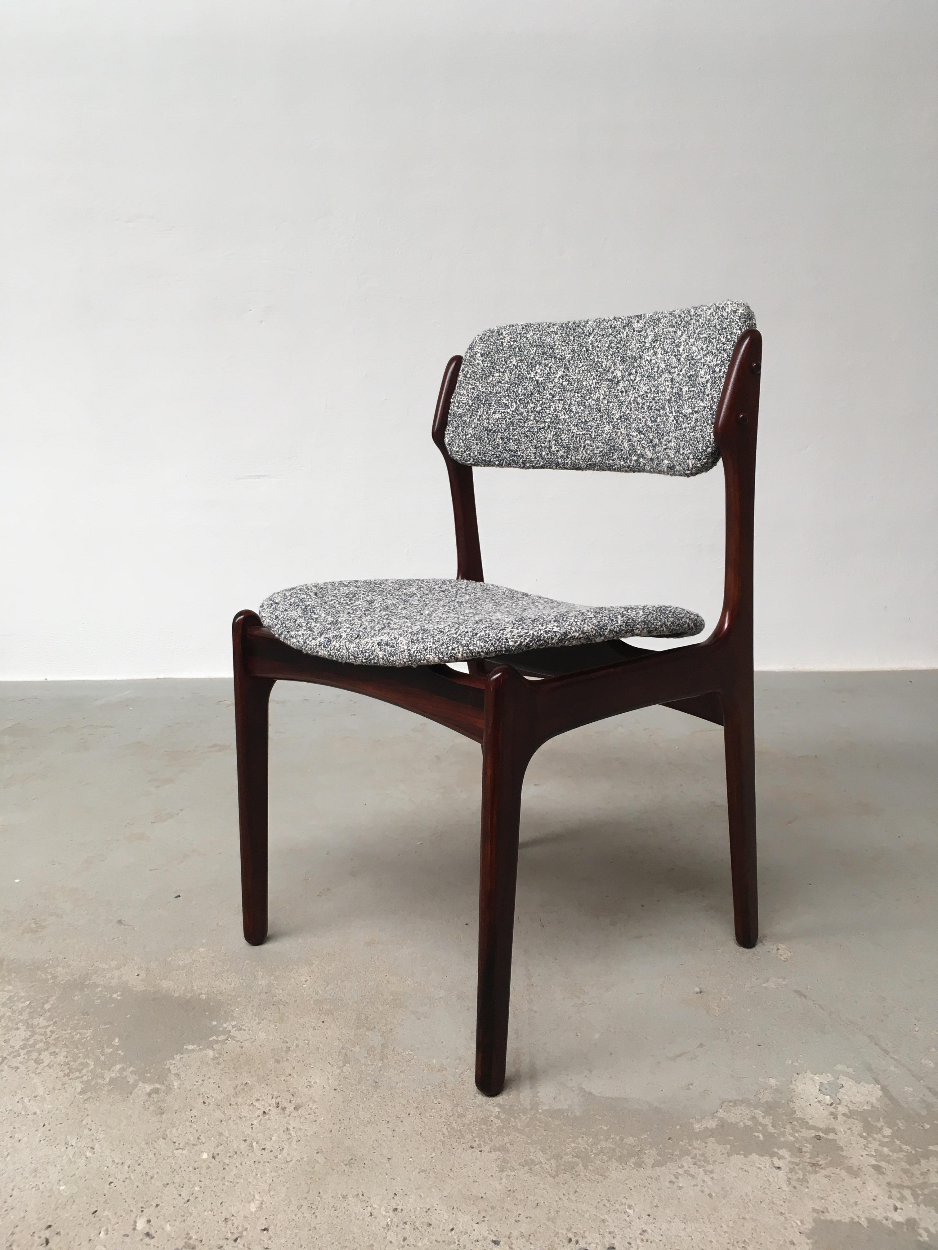 Scandinavo moderno Set di dieci sedie da pranzo in palissandro completamente restaurate e personalizzabili degli anni '60 Erik Buch in vendita