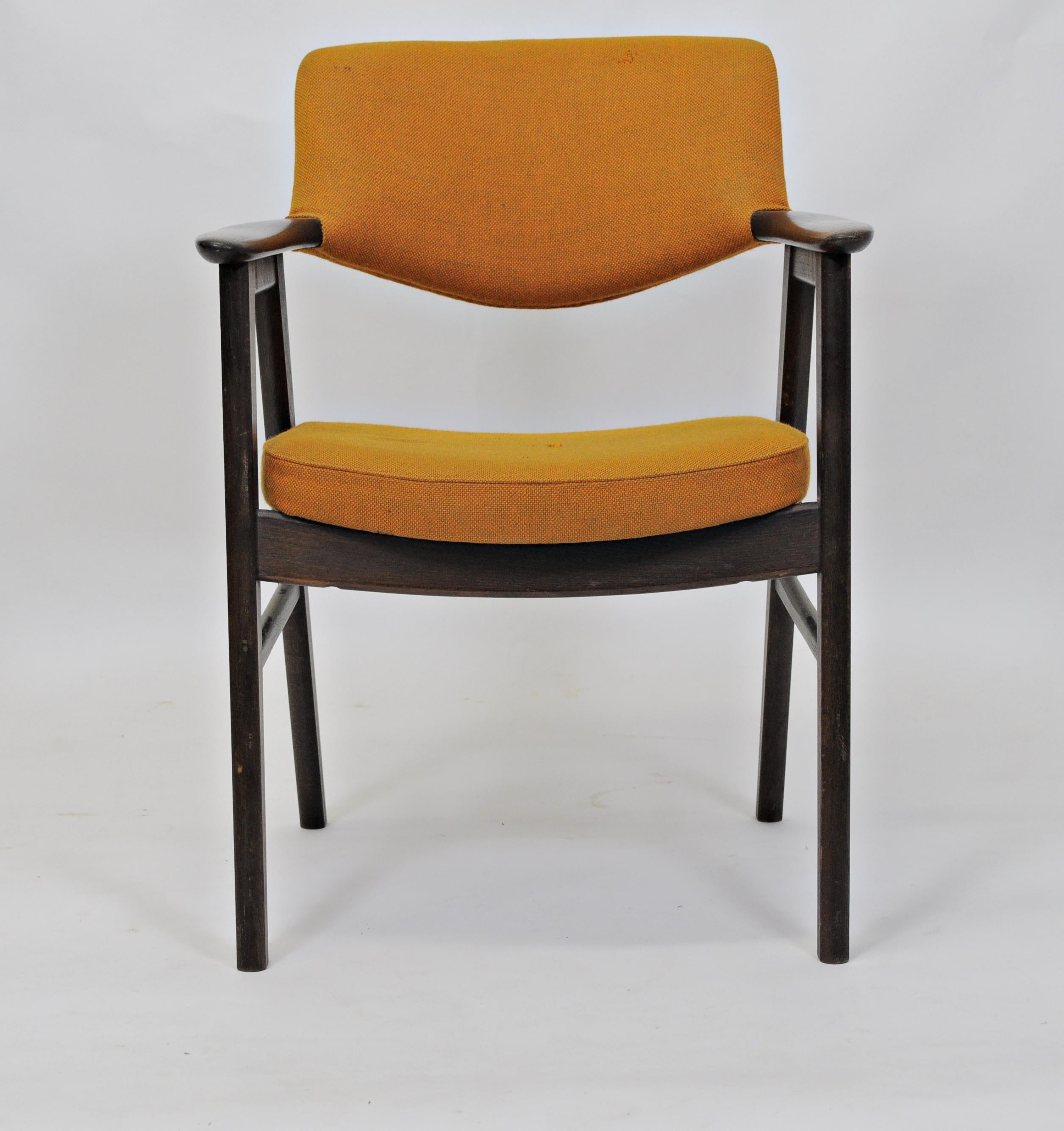 Sillones daneses Erik Kirkegaard de los años 60 totalmente restaurados y personalizables en roble curtido por Høng Stolefabrik

Estas comodísimas sillas se diseñaron en 1956 y presentan un sencillo diseño minimalista con suaves formas orgánicas en