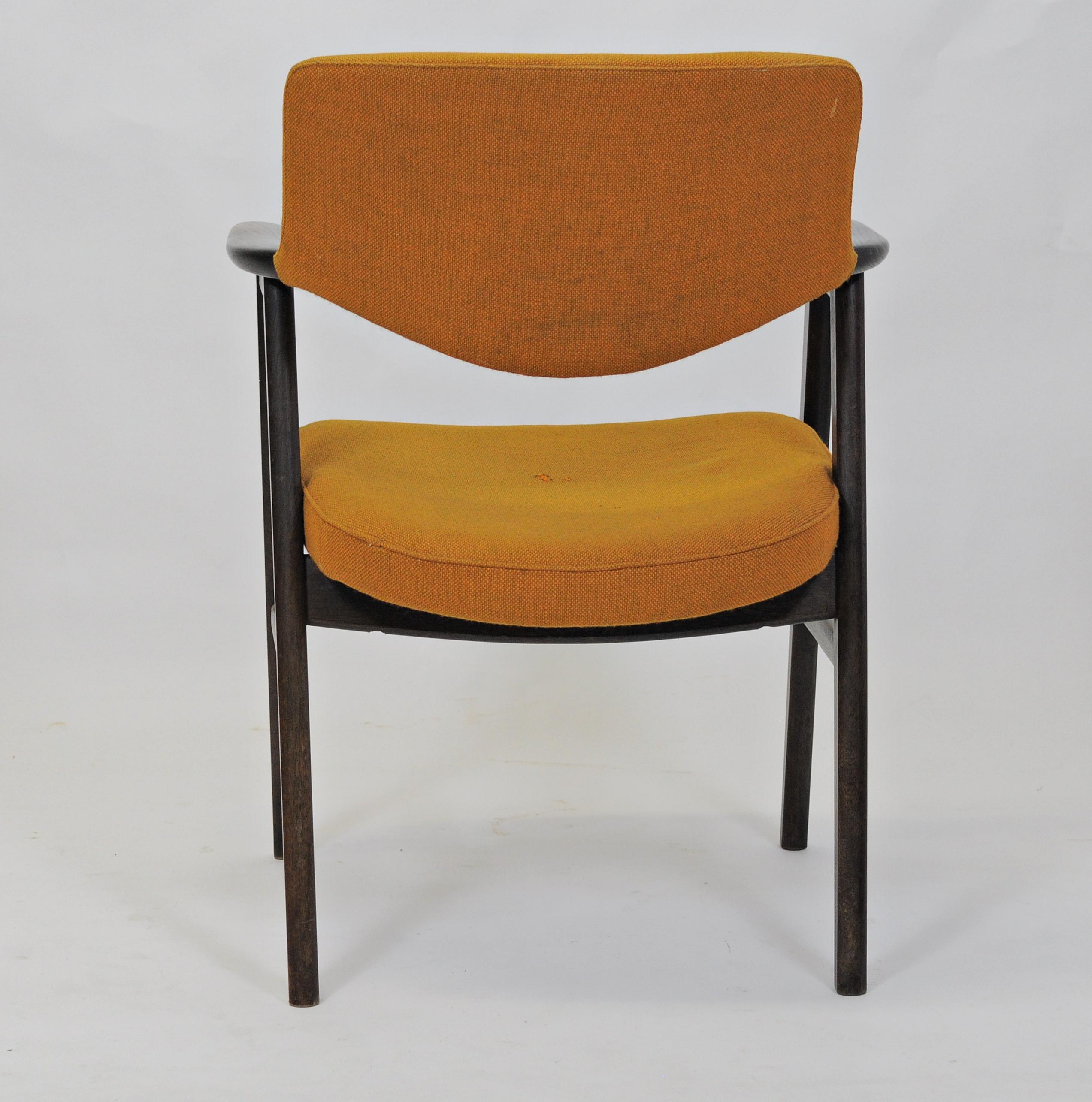 Sillón danés Erik Kirkegaard de los años 60 totalmente restaurado a medida en roble curtido mediados del siglo XX en venta