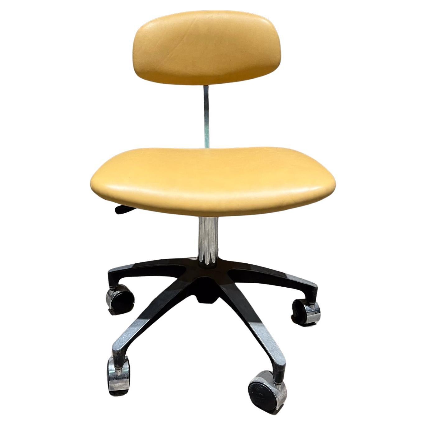 
Sedia da ufficio in pelle industriale anni '60 by EST 
Grafton, WI
Timbrato dal produttore
Alluminio con rivestimenti in pelle nuovi.
Ruota a cinque stelle
Costruzione di buona qualità con linee pulite e moderne.
Molto confortevole!
29,5 h x 19,5 p