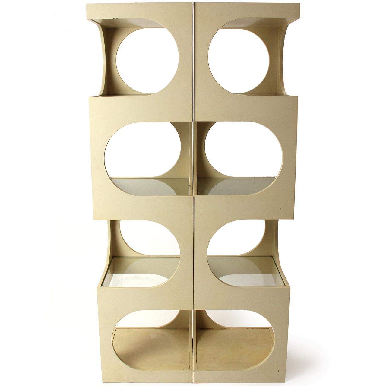 Dunbar étagère in original cream colored lacquer over a solidly constructed wood base (with splined corners) allowing decorative objects to be displayed and visible from four sides on its four tiers of shelves. Bottom shelf is lacquered wood to
