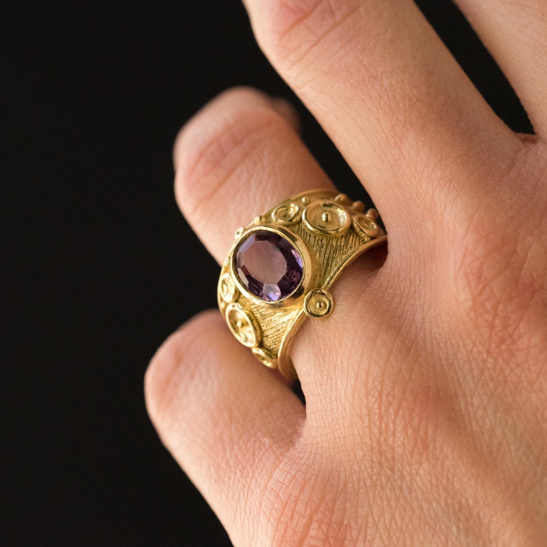 1960s Etruscan Style 1.70 Carat Amethyst 18 Karat Yellow Gold Ring In Good Condition In Poitiers, FR