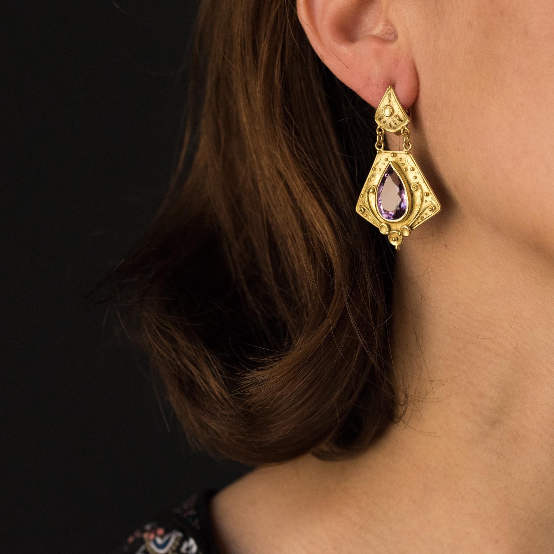 Boucles d'oreilles en or jaune 18 carats avec améthyste 8 carats de style étrusque des années 1960 Excellent état - En vente à Poitiers, FR