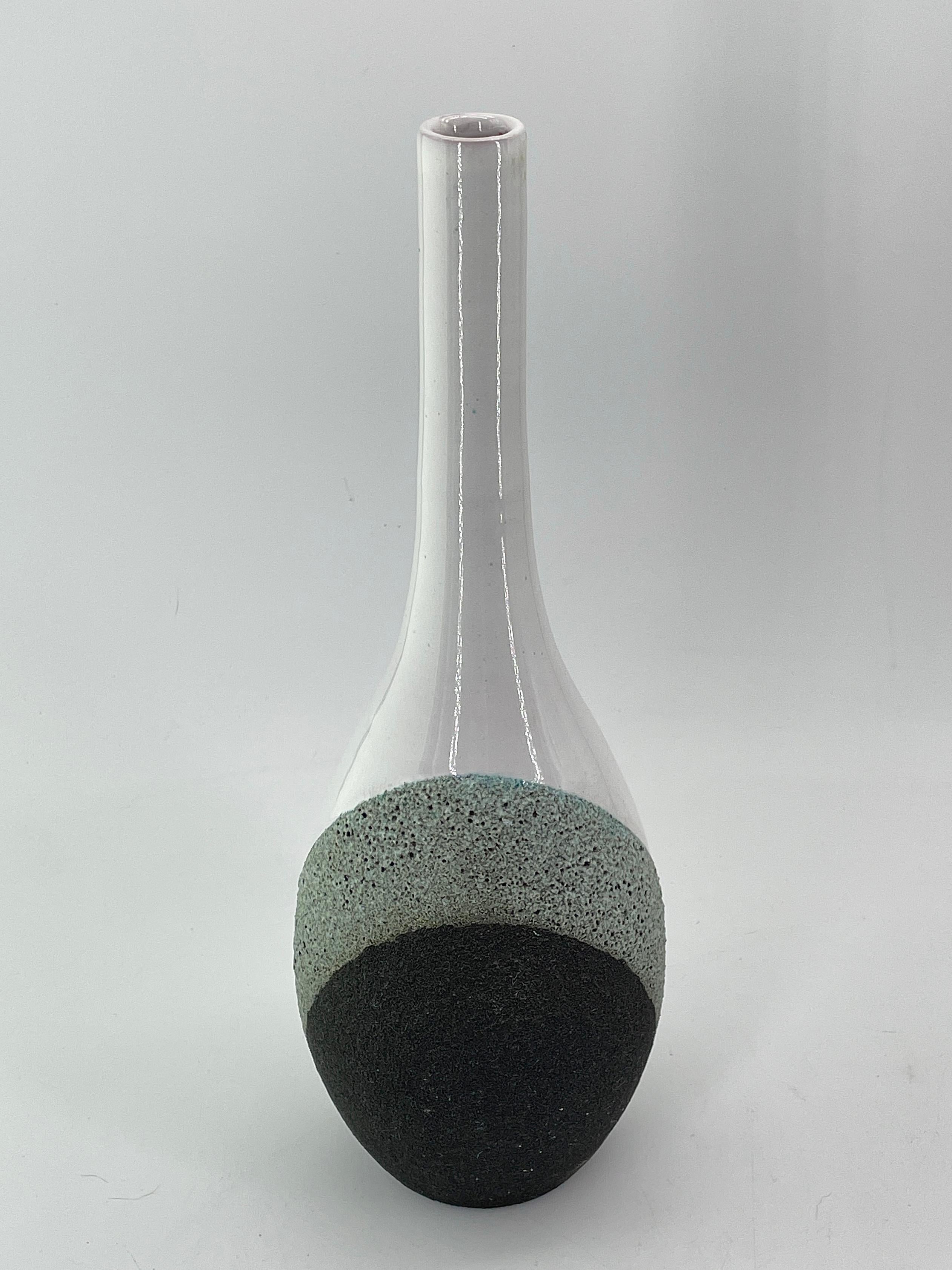 Vaso doppio in ceramica smaltata a fuoco vulcanico di Ettore Sottsass.  Prodotto dall'italiana Bitossi/Raymor.  Il vaso in ceramica non presenta danni da manipolazione, né scheggiature o crepe.  È alta poco meno di 12 pollici. Presenta