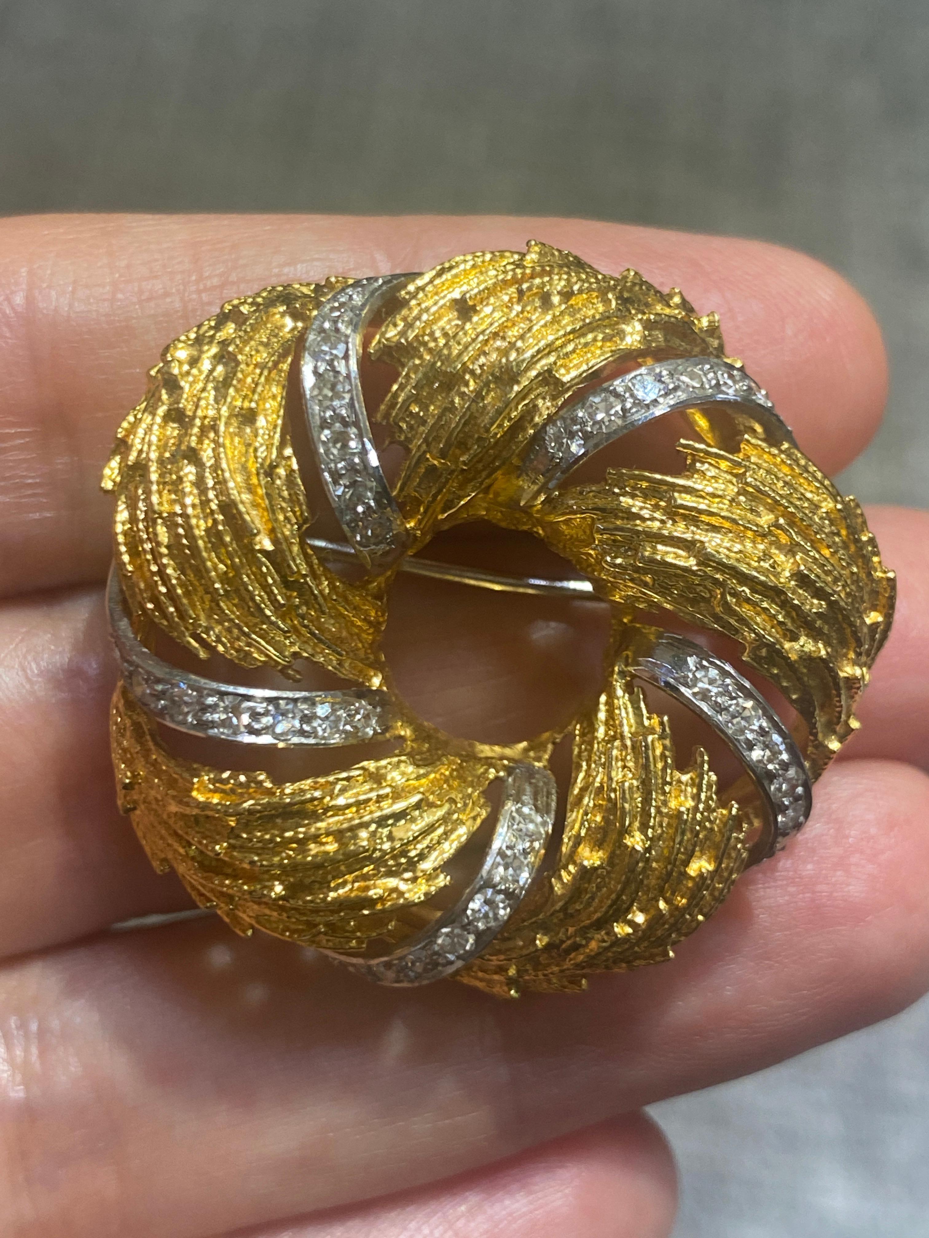 Round Cut 1960s European 18k gold and diamond wreath brooch