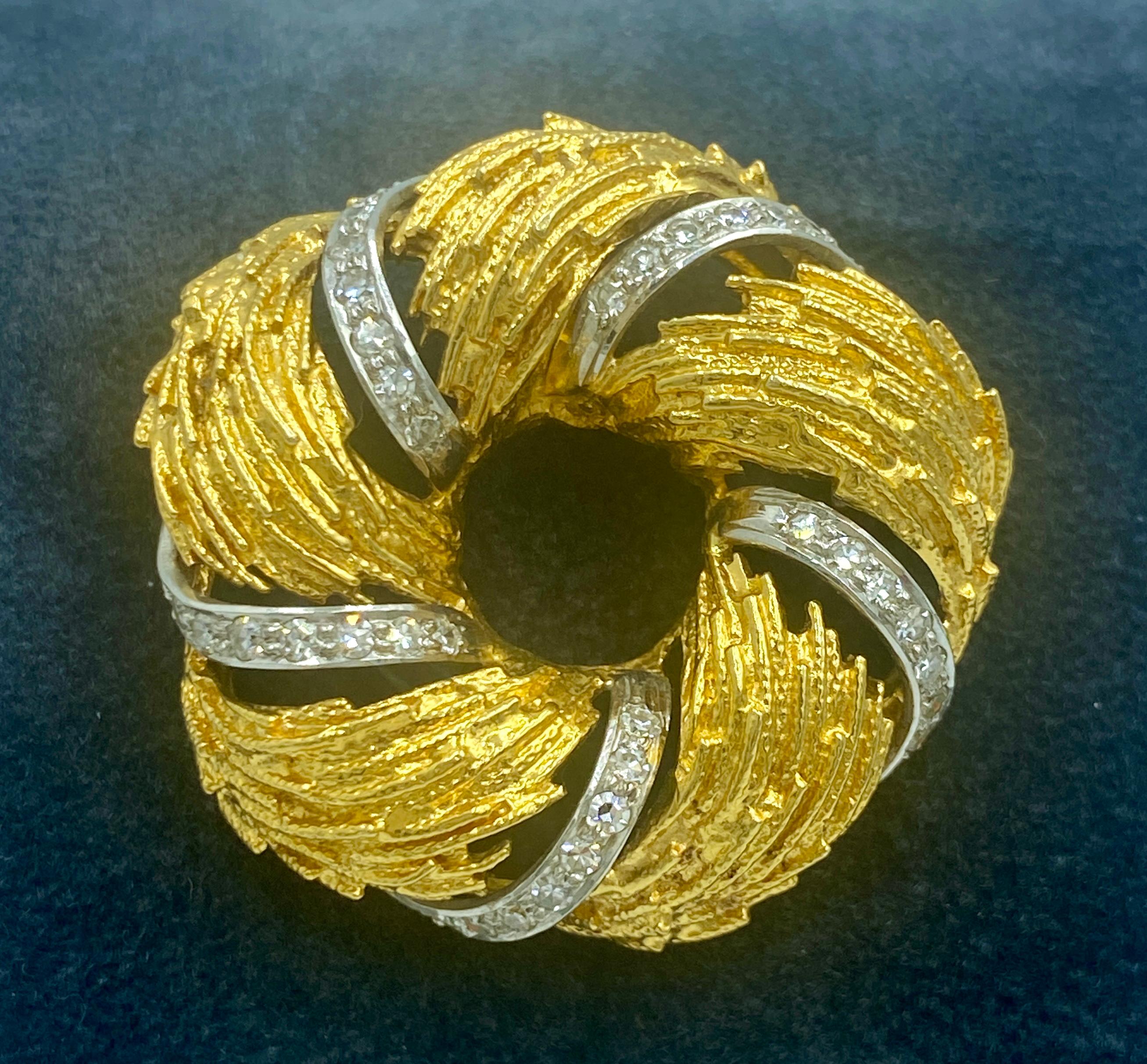 1960s European 18k gold and diamond wreath brooch In Good Condition For Sale In London, GB