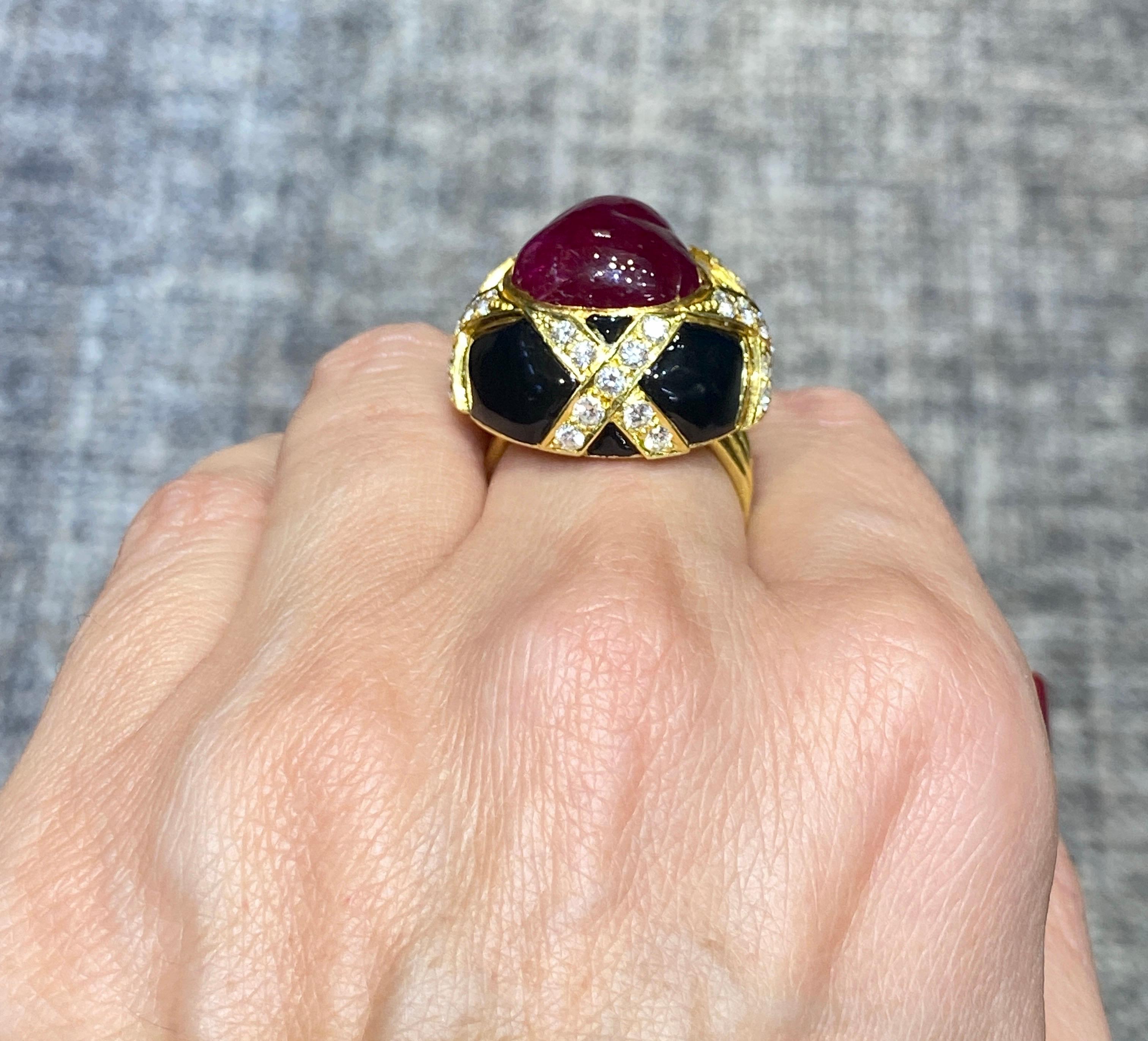 Round Cut 1960s European 18k gold, natural unheated ruby, diamond and onyx cocktail ring For Sale