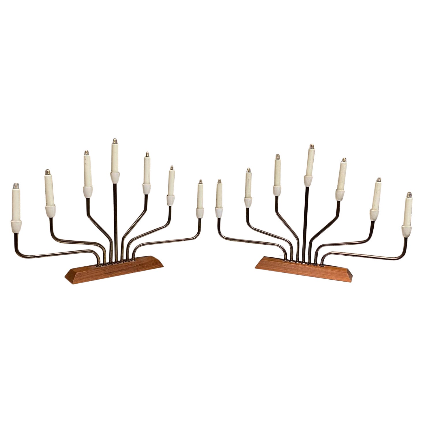 Coppia di lampade Menorah
Lampada da tavolo Menorah moderna e scultorea di eleganza europea degli anni '60 in teak e ottone. 
Made in Europe.
Coppia decorativa con sette bracci a forma di menorah.
Progettato su una base in teak con corpo in
