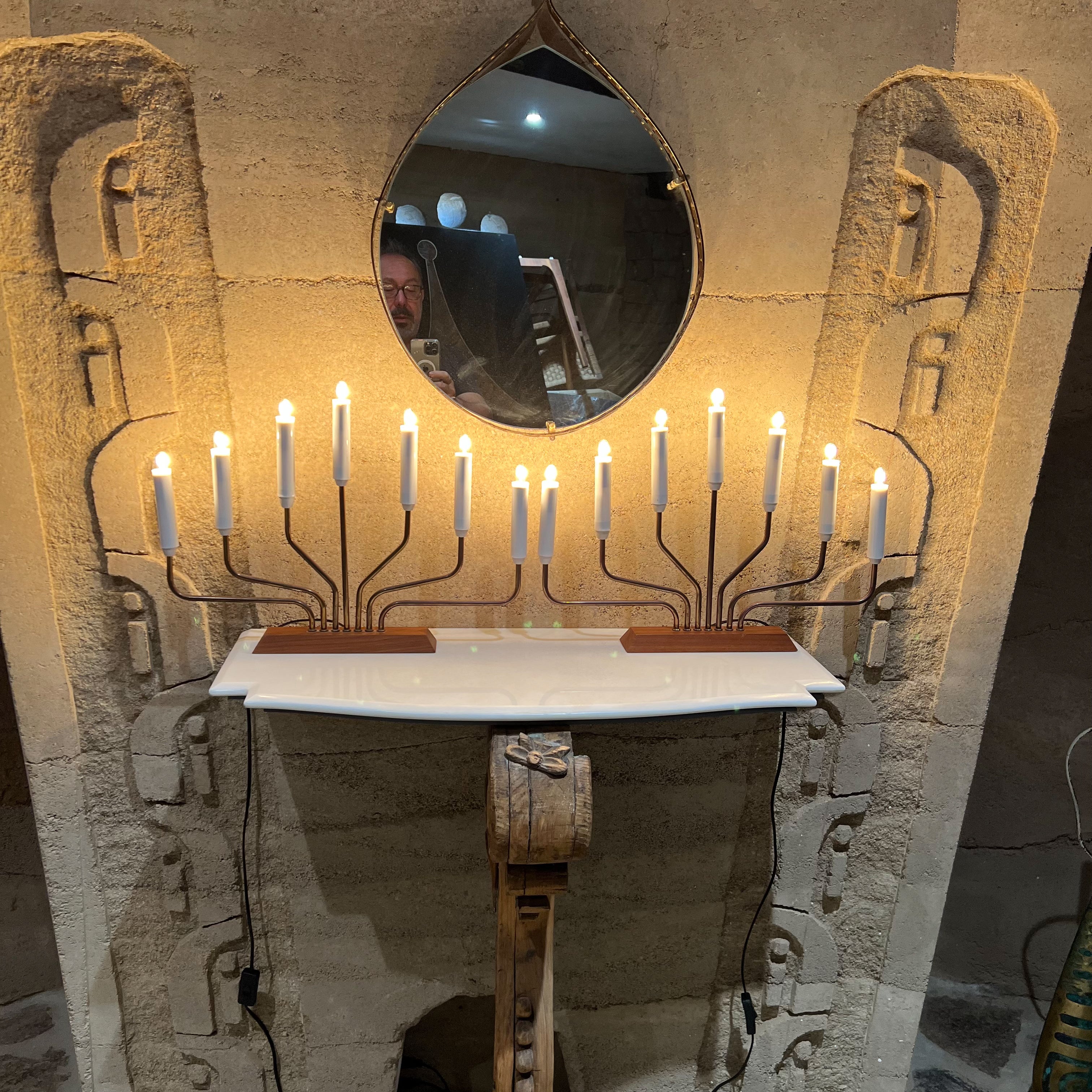 Paar skulpturale Menorah-Tischlampen aus Teakholz und Messing der europäischen Moderne der 1960er Jahre