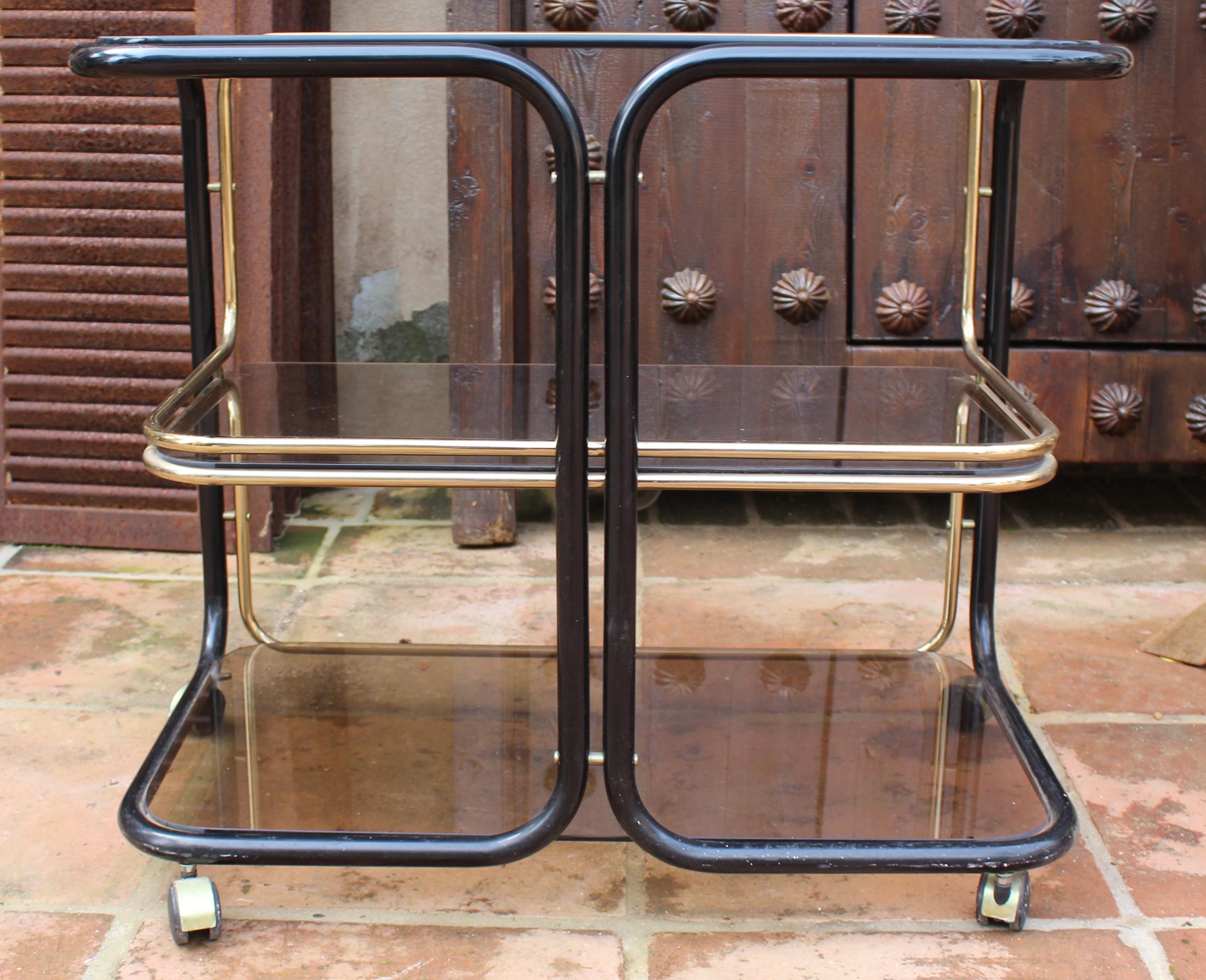 1960s European Vintage Two-Tone Metal Smoked Glass Drinks Trolley en vente 4