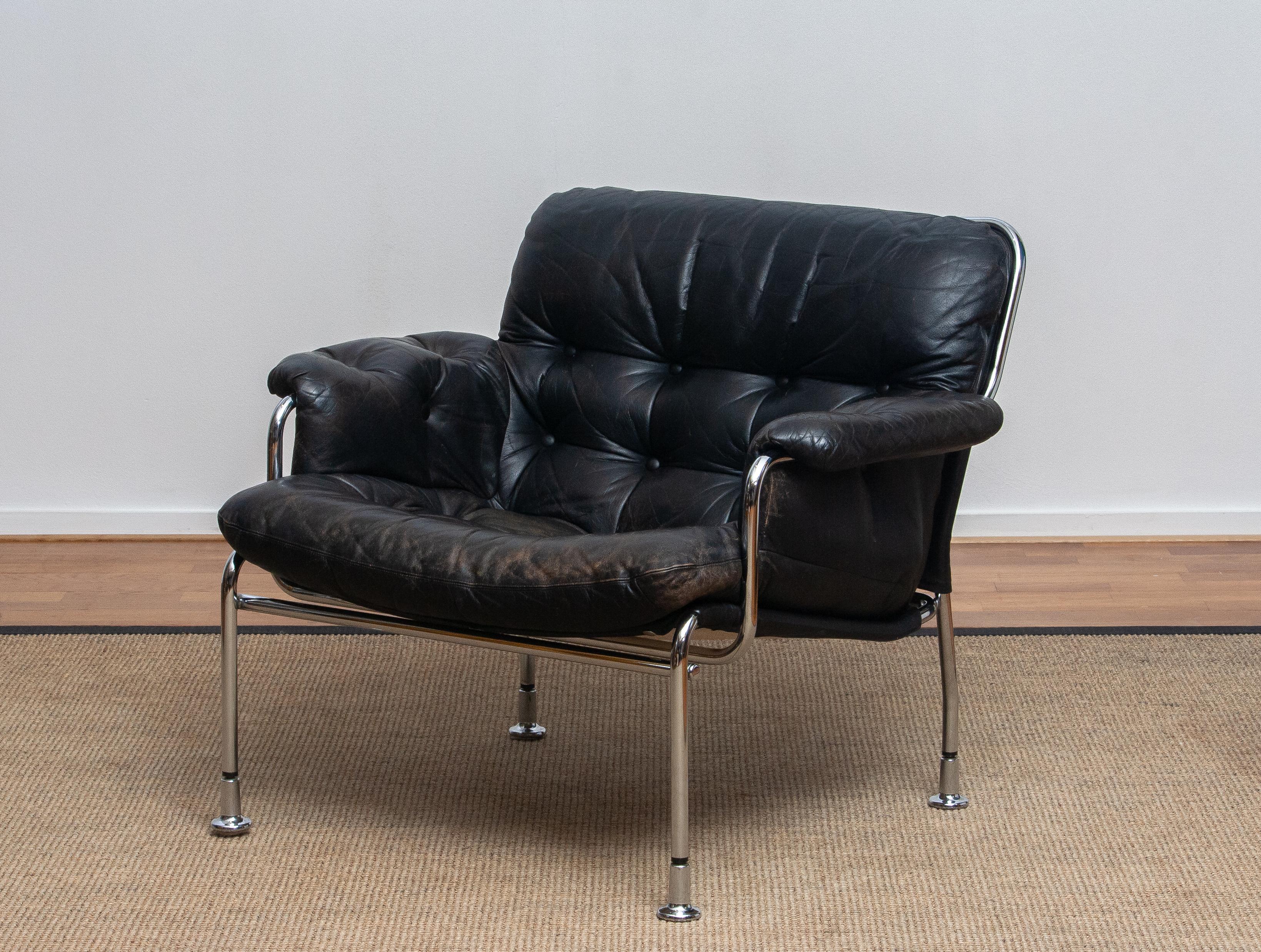 Beautiful tubular lounge / easy chair in aged black leather and chrome designed by Pethrus Lindlöfs for A.B. Lindlöfs Möbler Lammhult Sweden. Model Eva.
The aged leather gives this chair the typical vintage character. The leather is soft and the