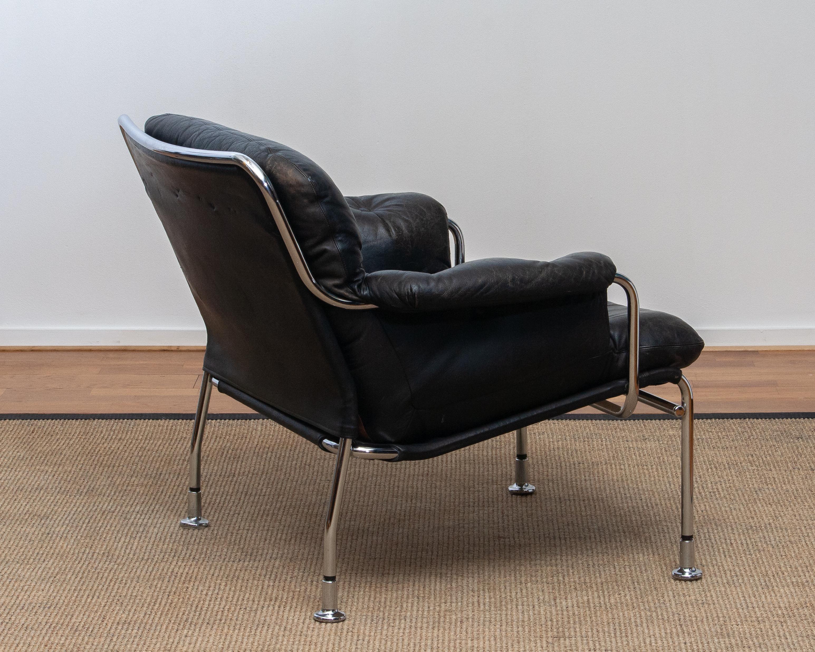 Beautiful lounge or easy chair in aged black leather and tubular chrome metal designed by Pethrus Lindlöfs for A.B. Lindlöfs Möbler Lammhult, Sweden. Model Eva.
The aged leather gives this chair the typical vintage character. The leather is soft