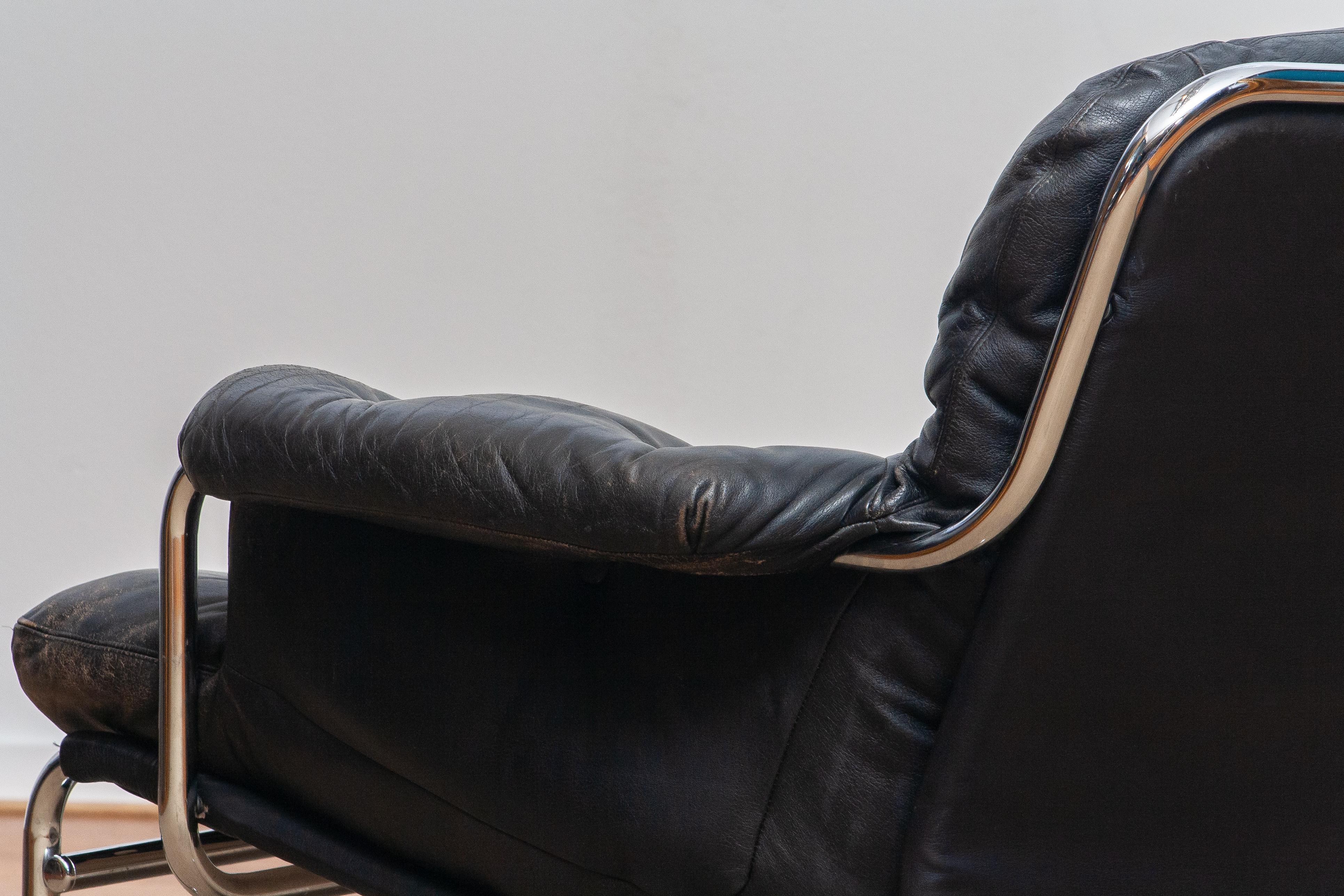 1960s, Eva Lounge Chairs in Chrome and Aged Black Leather by Lindlöfs Möbler In Good Condition In Silvolde, Gelderland