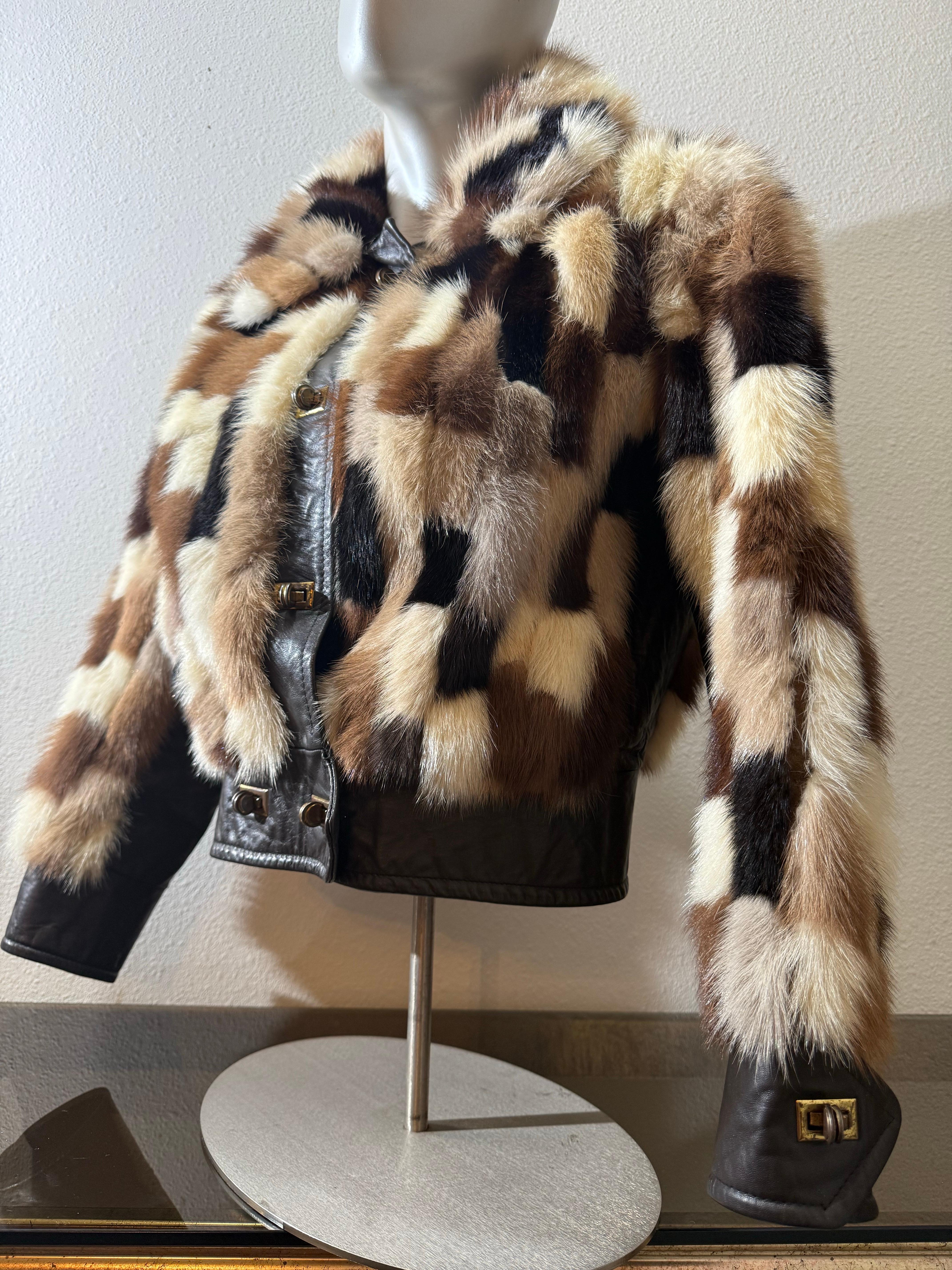1960er Evans Furs Natural & Dyed Mink Patchwork Waist High Jacket w Leder Trim Pieces:  Schweres, schokoladenbraunes Leder an Bund, Knopfleiste und Manschetten. Abgerundeter Peter-Pan-Kragen mit Lederunterlage. Original Messingschnallenverschlüsse