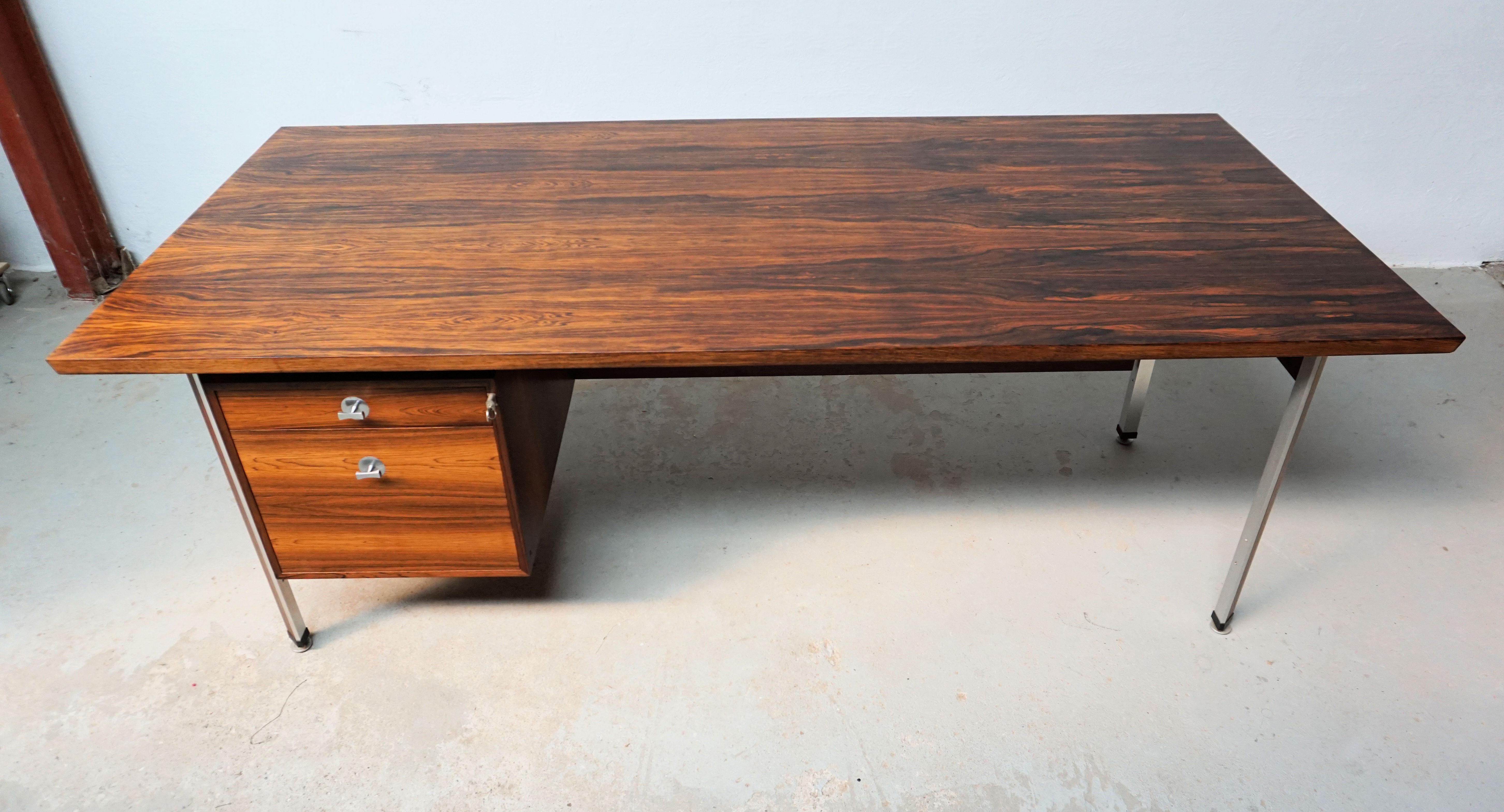 Scandinavo moderno 1960s Excecutive Brazilian Rosewood Desk by Finn Juhl in Excellent Condition in vendita