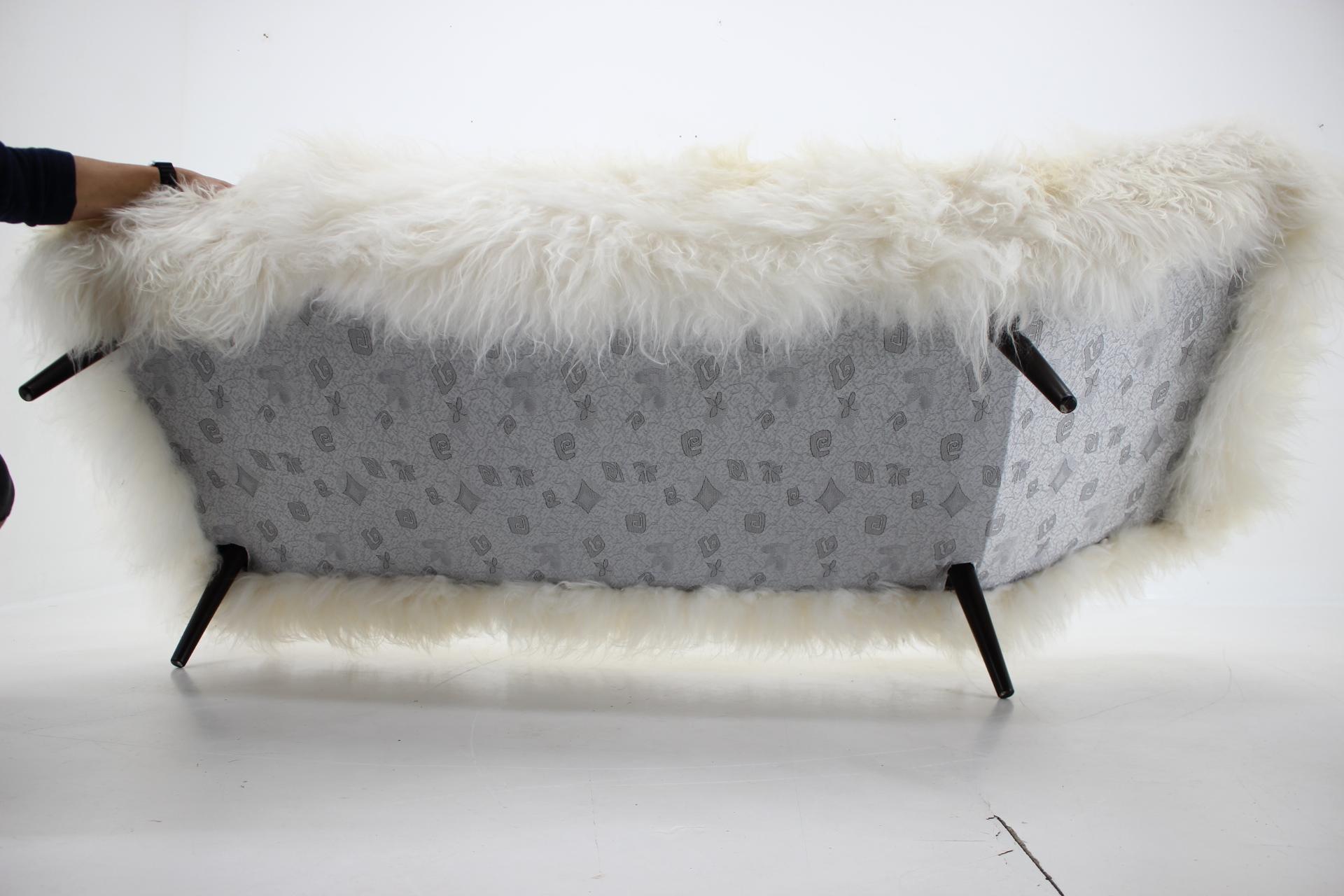 1960s Exclusive Daybed in Sheep Skin For Sale 4