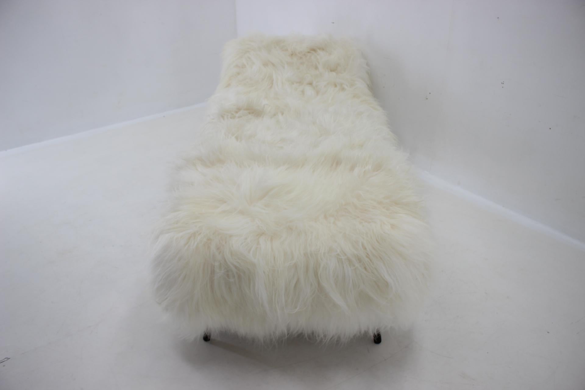 Unknown 1960s Exclusive Daybed in Sheep Skin  For Sale