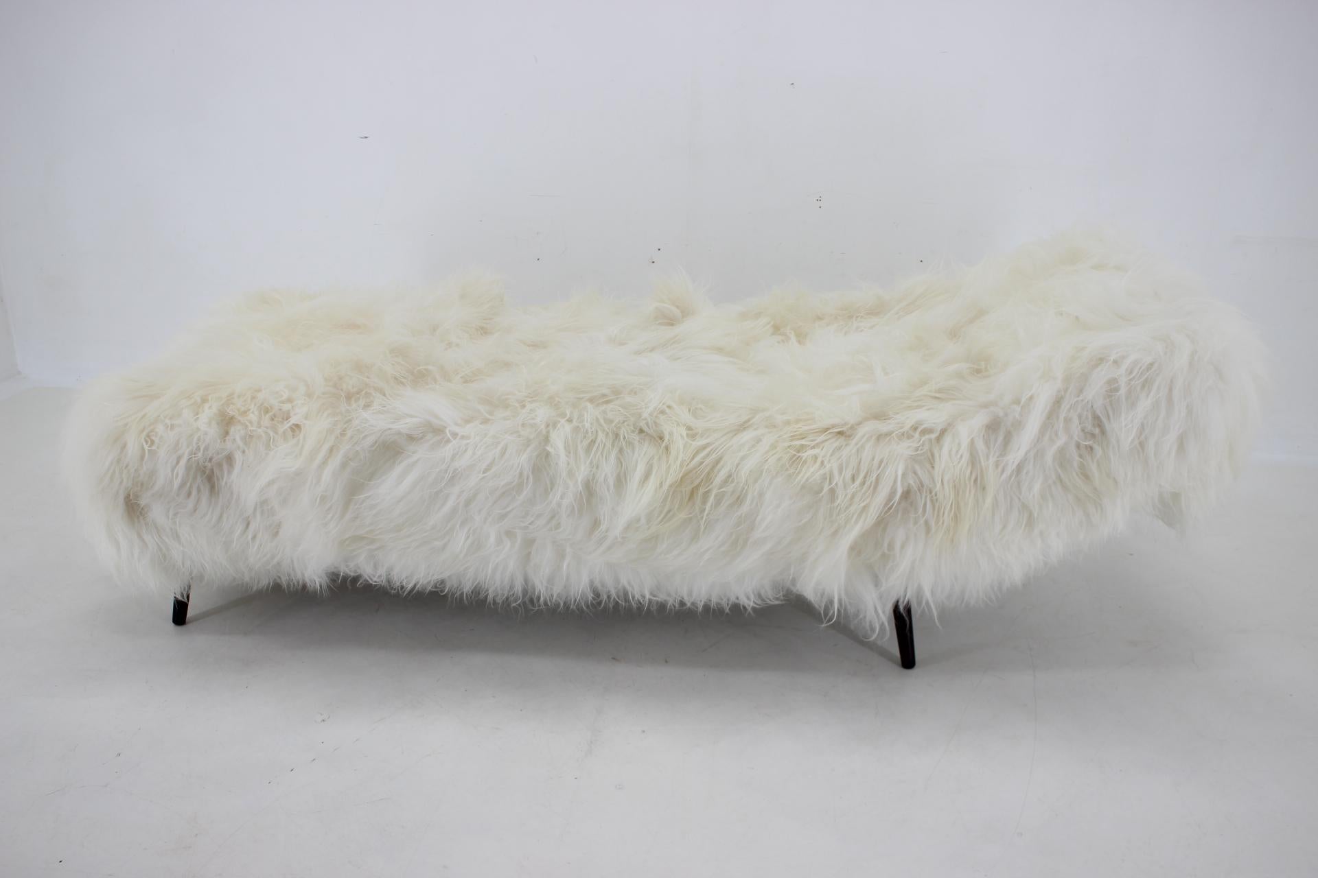 1960s Exclusive Daybed in Sheep Skin  In Good Condition For Sale In Praha, CZ