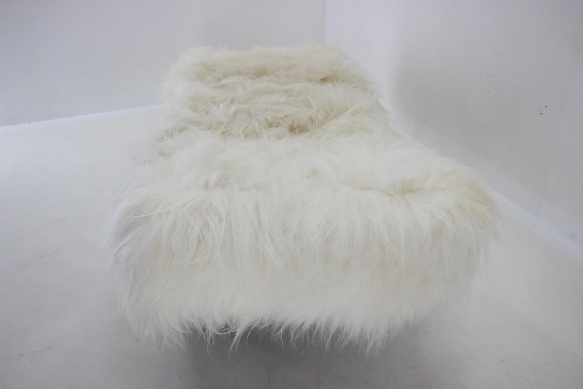 Sheepskin 1960s Exclusive Daybed in Sheep Skin  For Sale