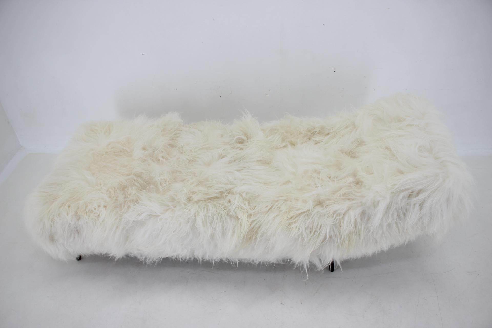 1960s Exclusive Daybed in Sheep Skin  For Sale 1