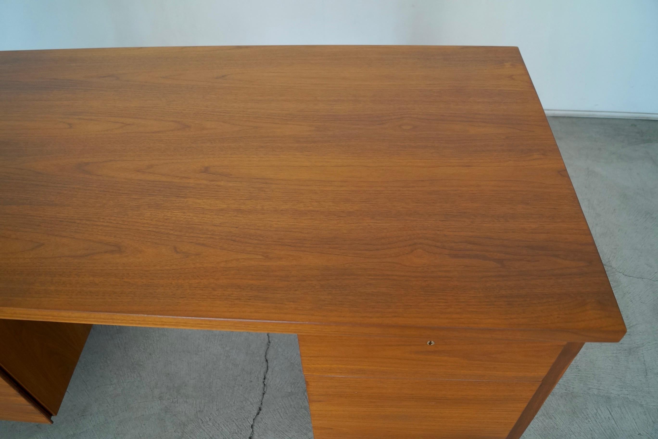 1960s Executive Desk by Florence Knoll 9