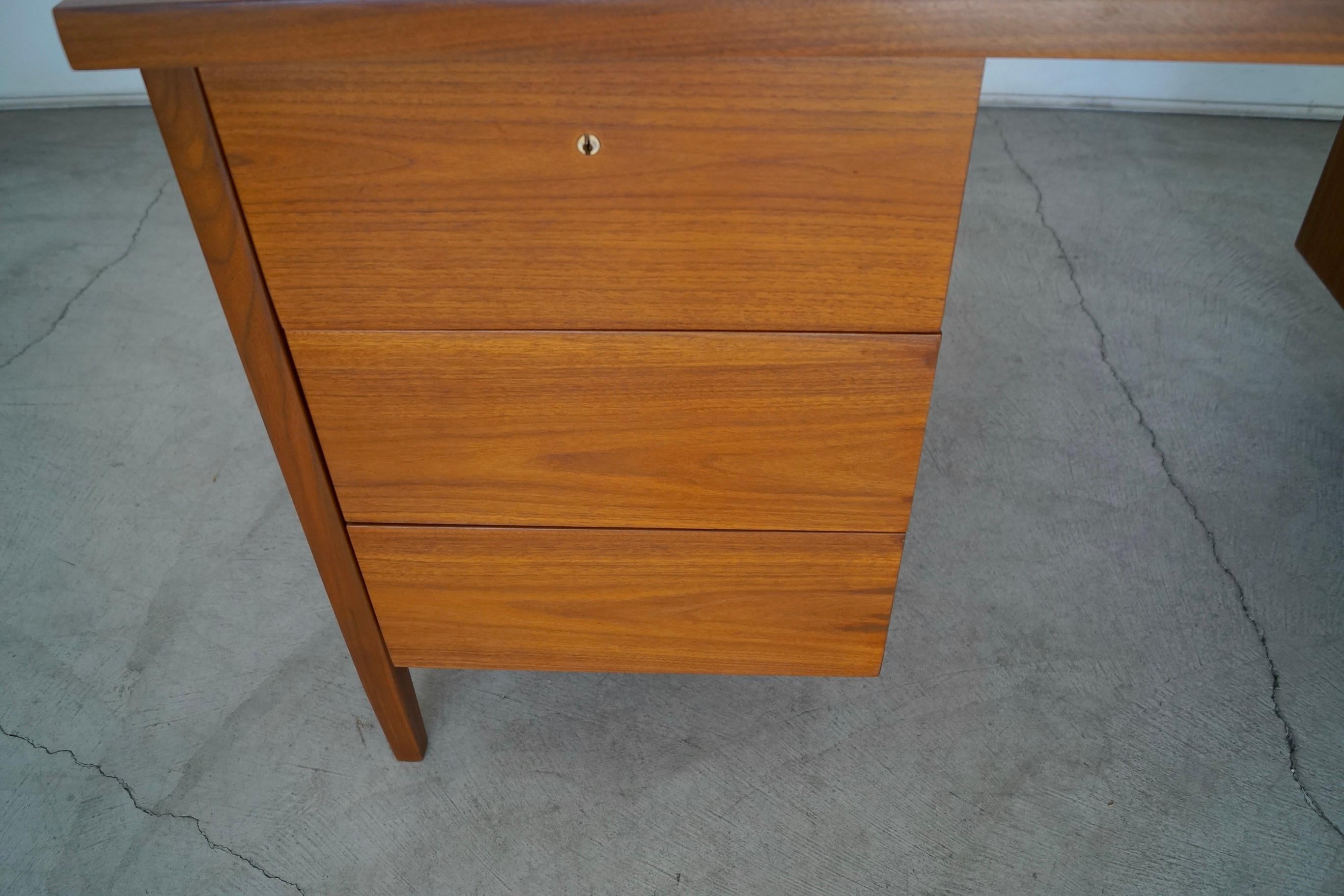 1960s Executive Desk by Florence Knoll 10