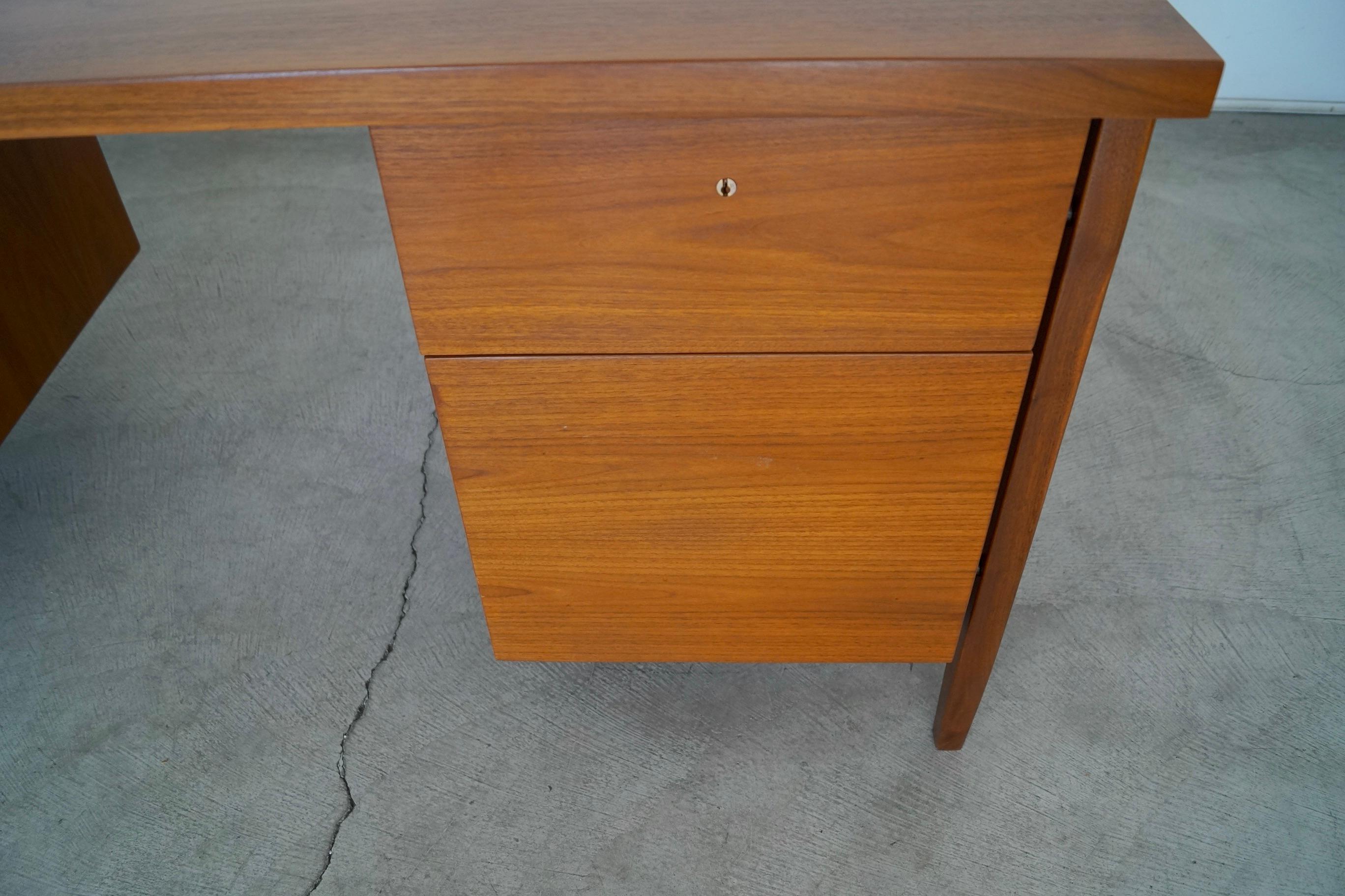 1960s Executive Desk by Florence Knoll 11