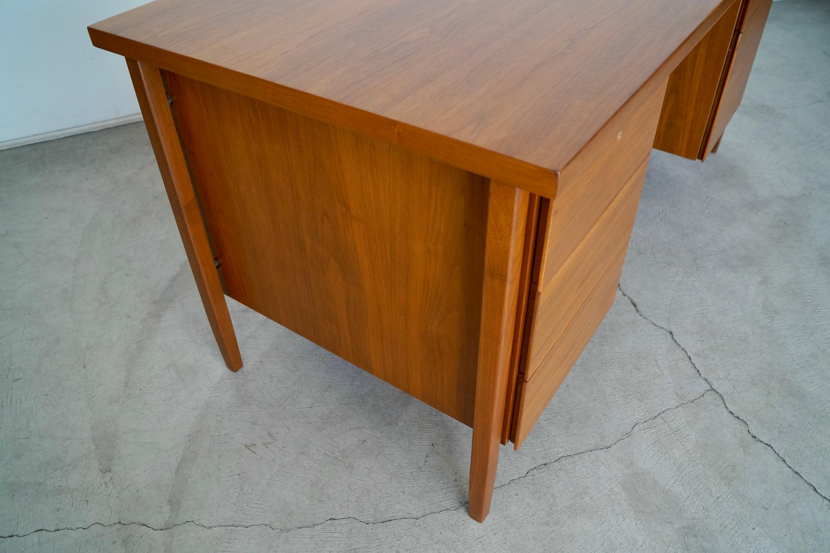 1960s Executive Desk by Florence Knoll 12
