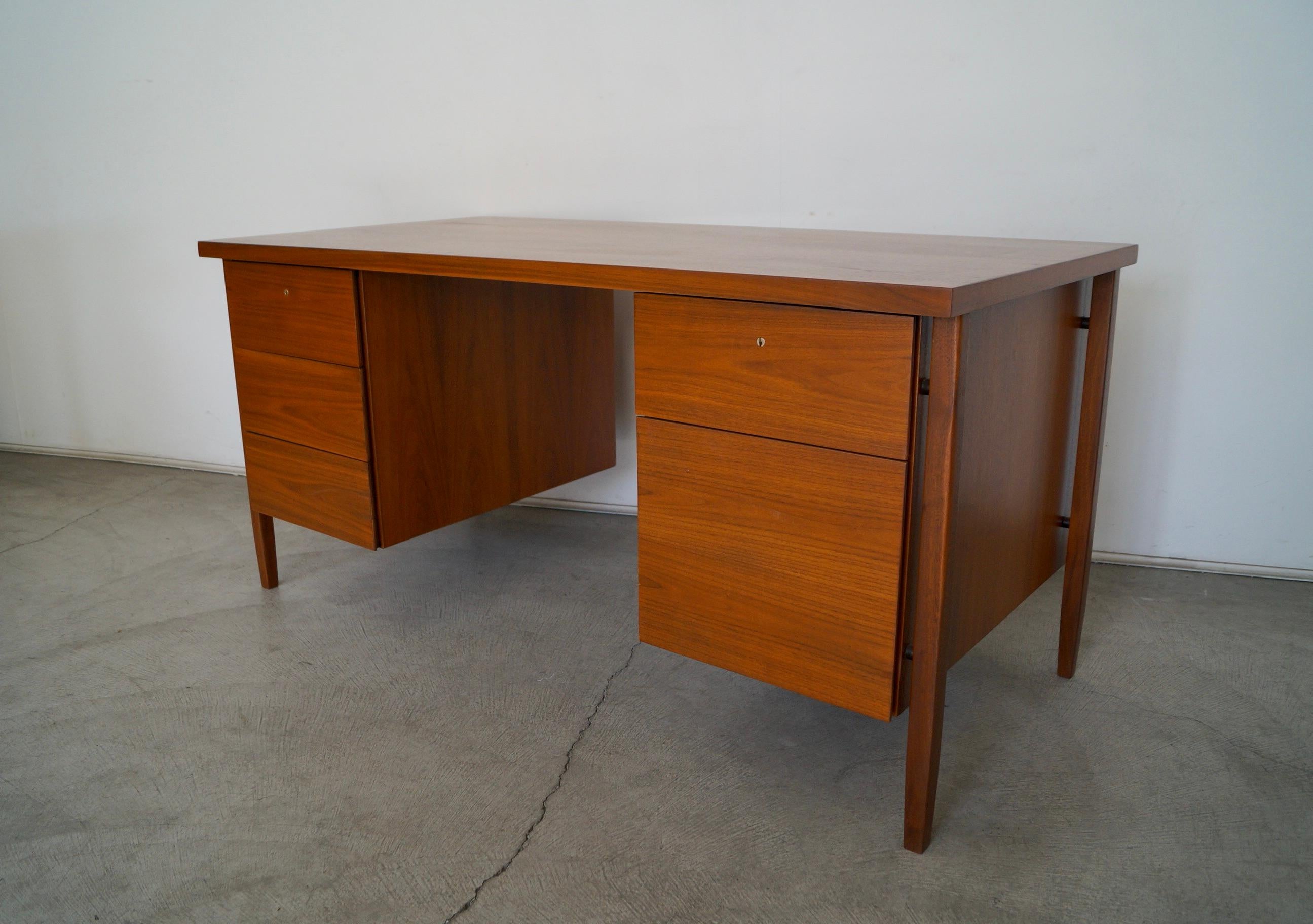 1960s Executive Desk by Florence Knoll In Excellent Condition In Burbank, CA