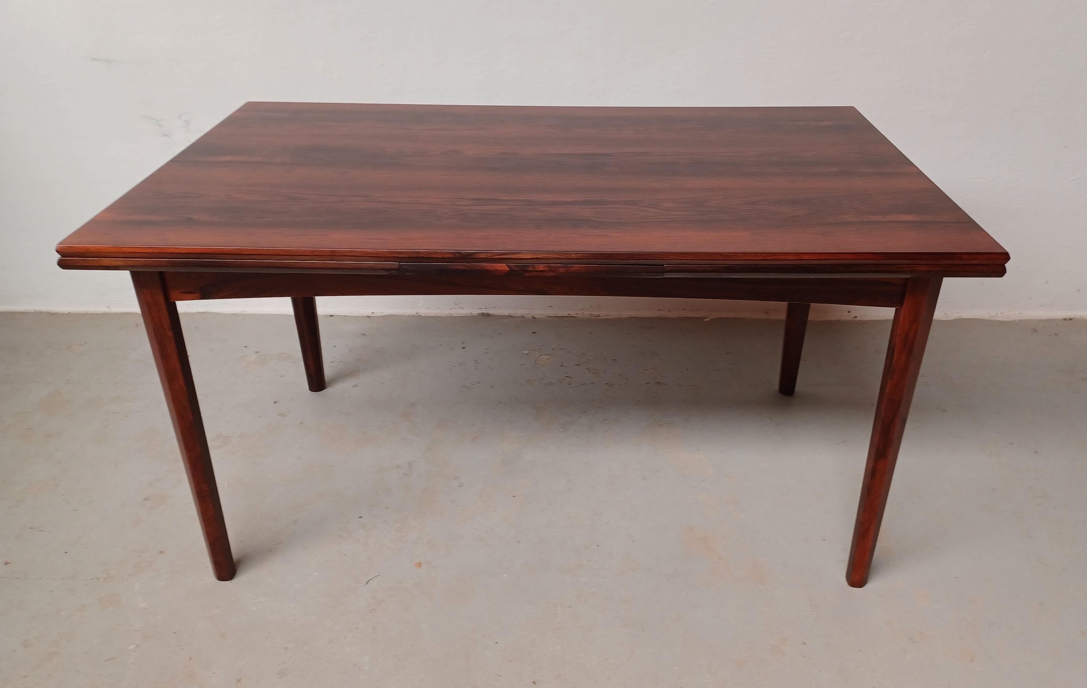 Table de salle à manger extensible en palissandre danois brésilien des années 1960 en excellent état

Cette table extensible, attribuée au designer danois Erik Buch, est fabriquée dans un riche bois de rose brésilien à motifs. La table comporte deux