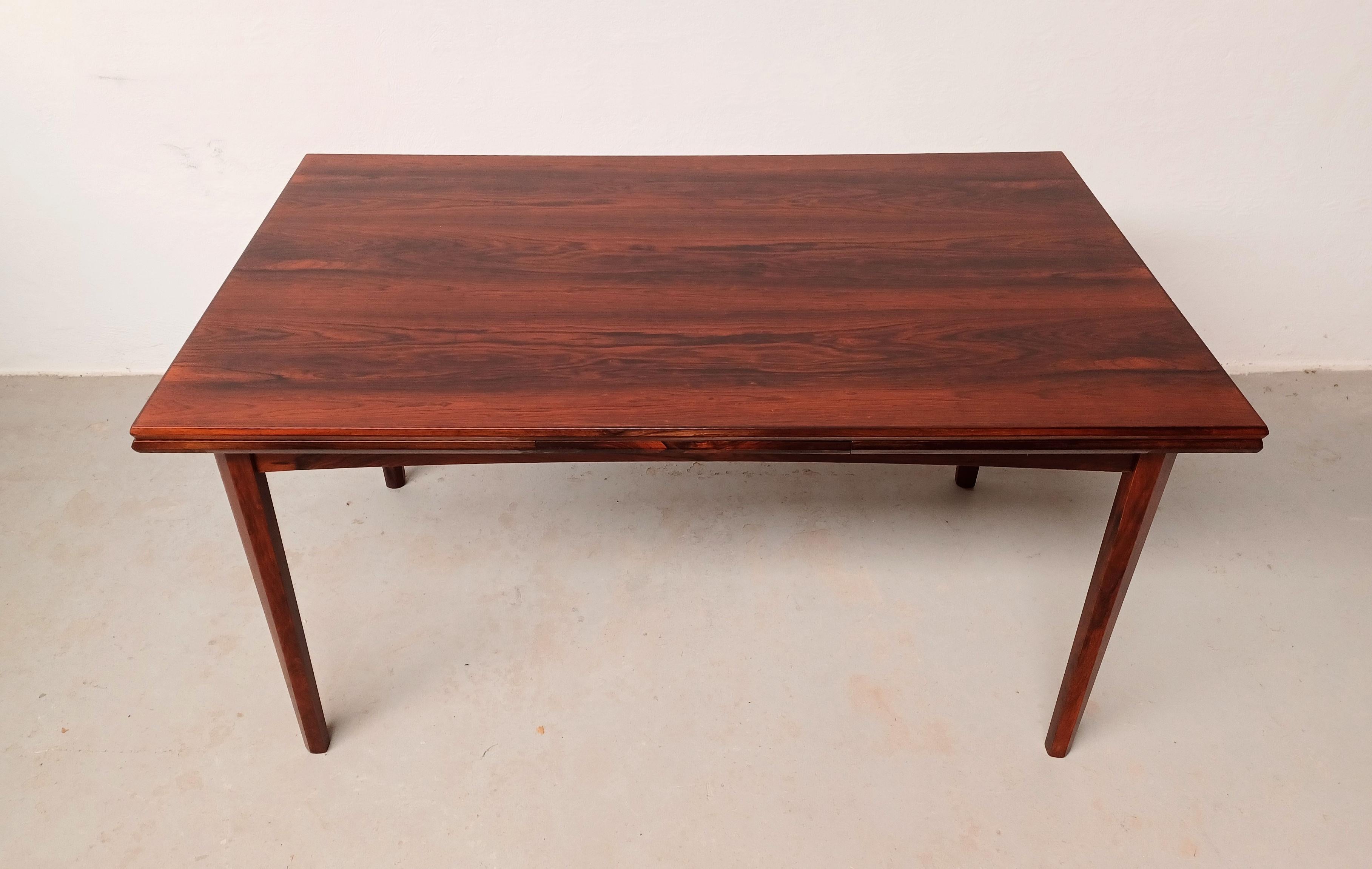 Scandinave moderne Table de salle à manger extensible en palissandre danois brésilien des années 1960 en excellent état en vente