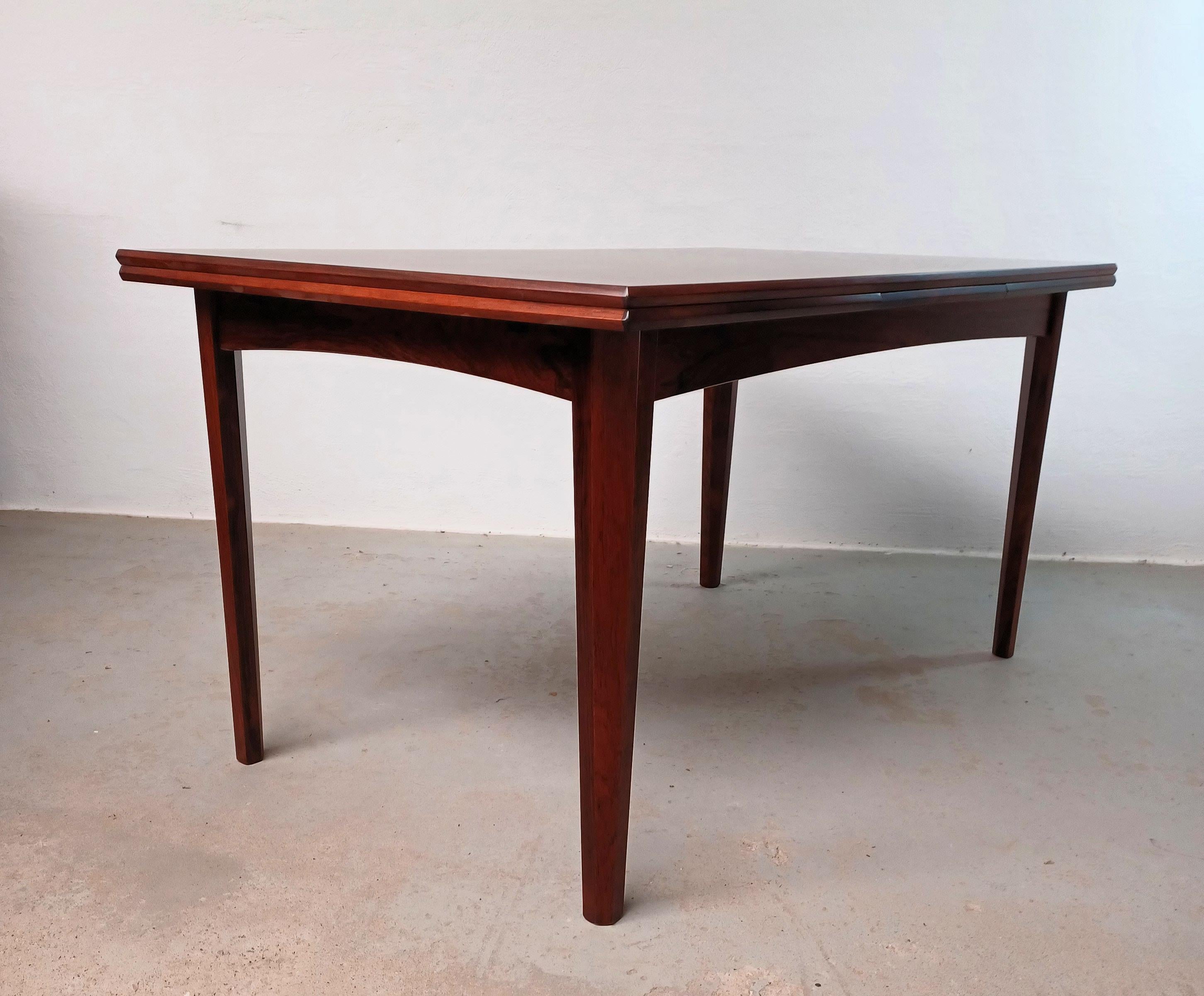 Table de salle à manger extensible en palissandre danois brésilien des années 1960 en excellent état Excellent état - En vente à Knebel, DK