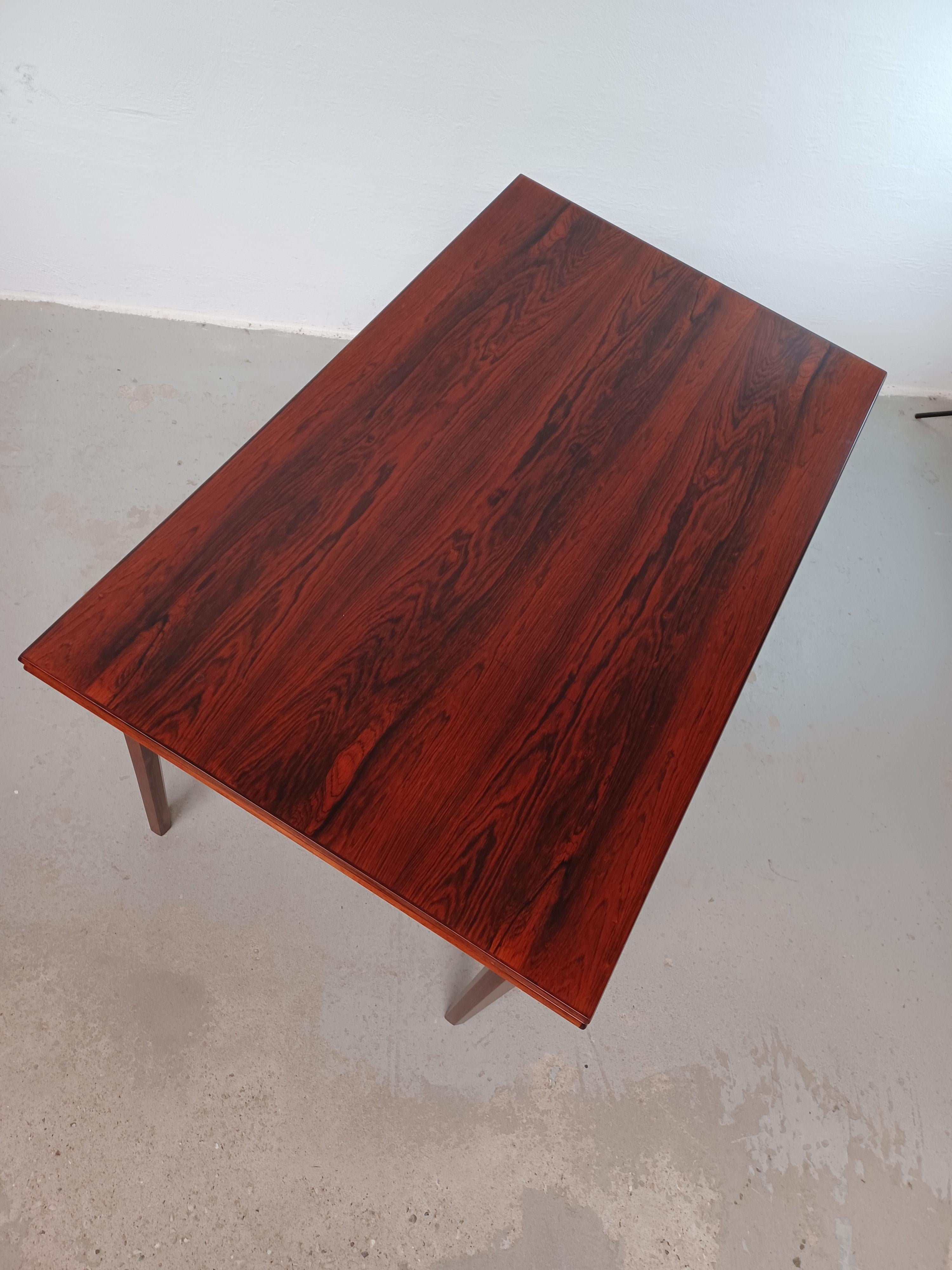 Milieu du XXe siècle Table de salle à manger extensible en palissandre danois brésilien des années 1960 en excellent état en vente